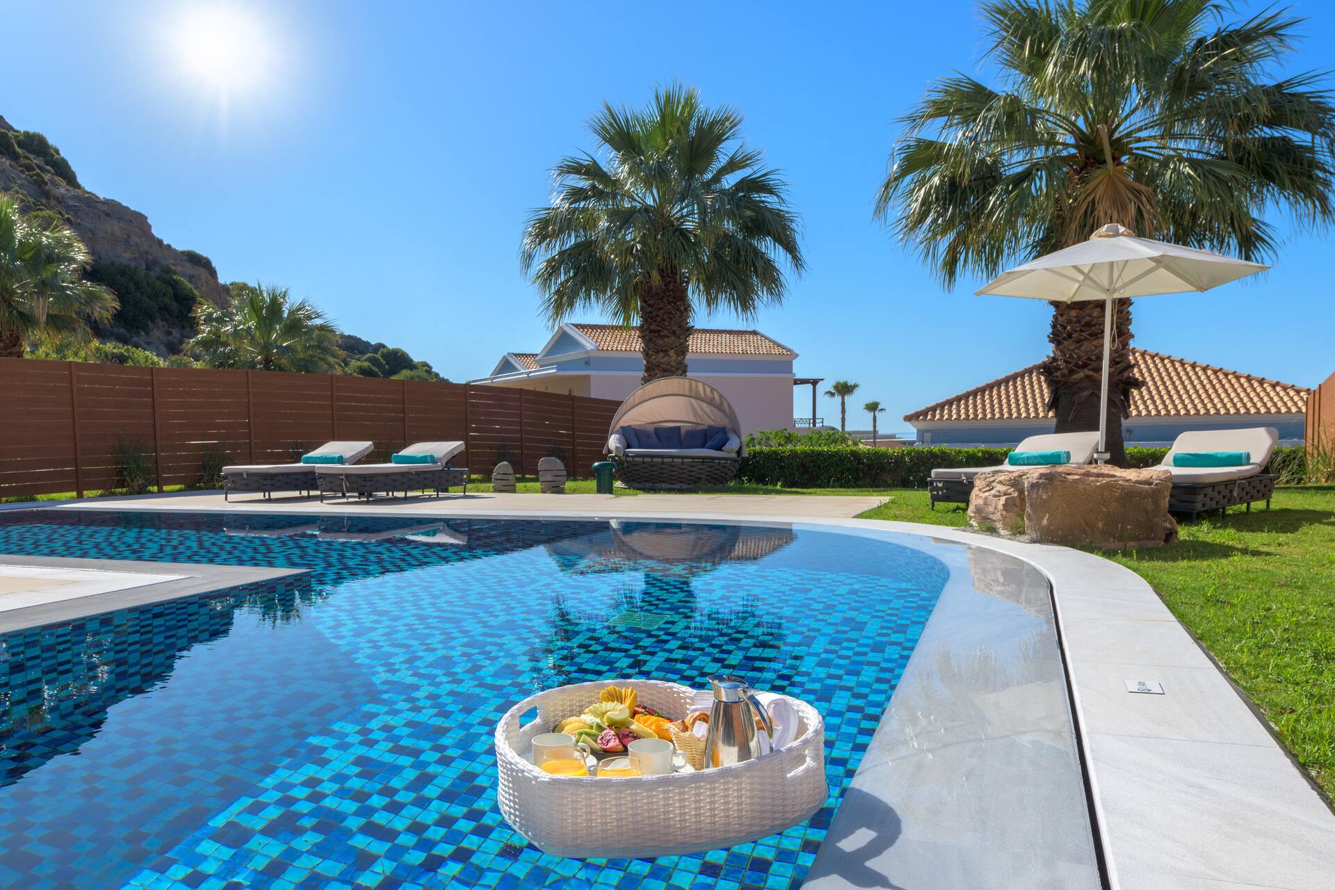 <p>Private pool -huvila, oma uima-allas</p>