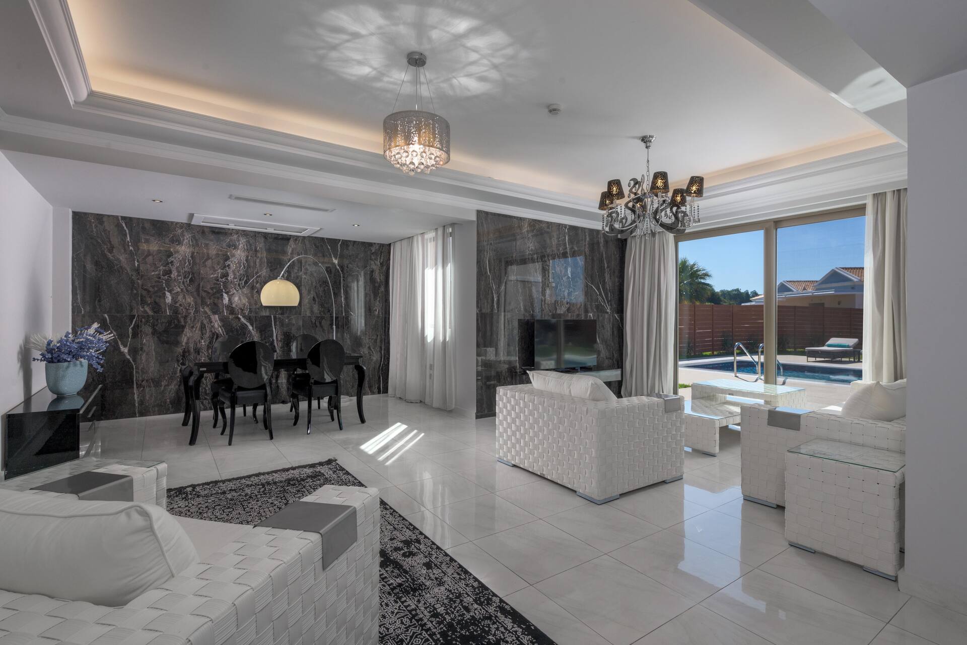 <p>Private pool -huvila, oma uima-allas</p>