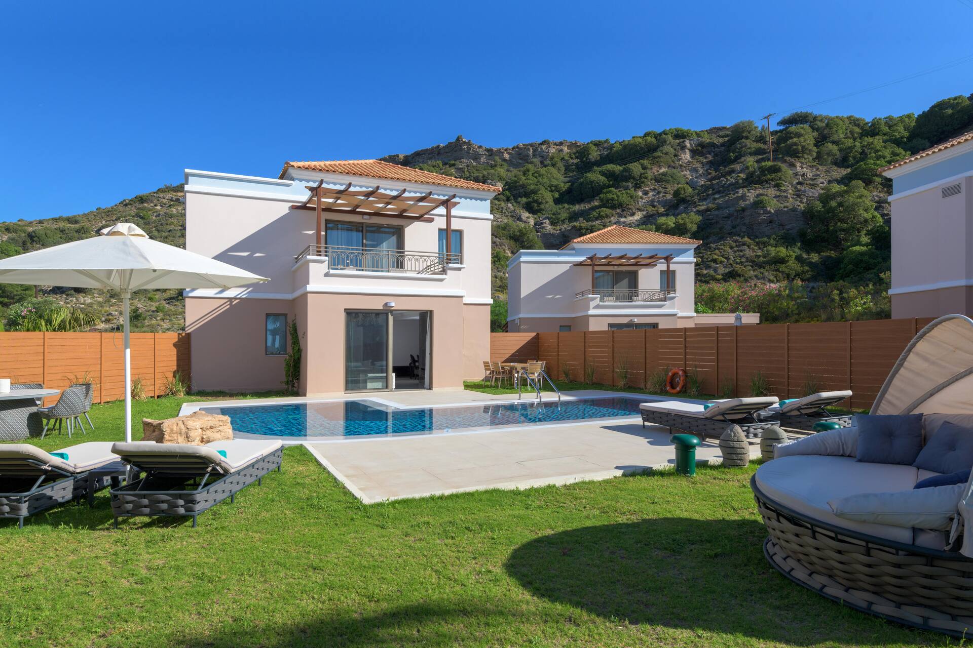 <p>Private pool -huvila, oma uima-allas</p>