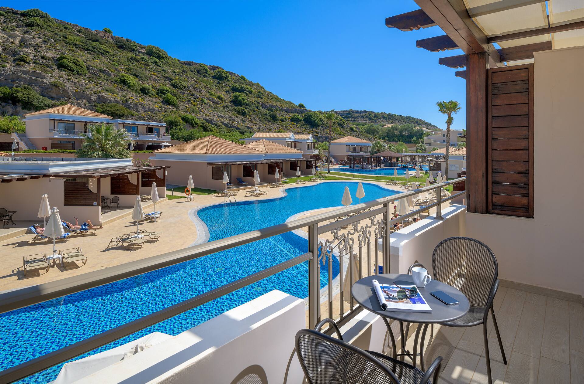 <p>Juniorsviitti, parveke, uima-allasnäköala</p>