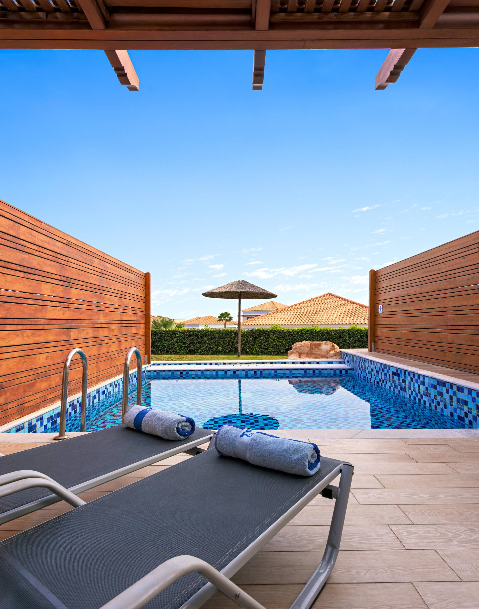 <p>Bungalowhuone, terassi, oma uima-allas</p>