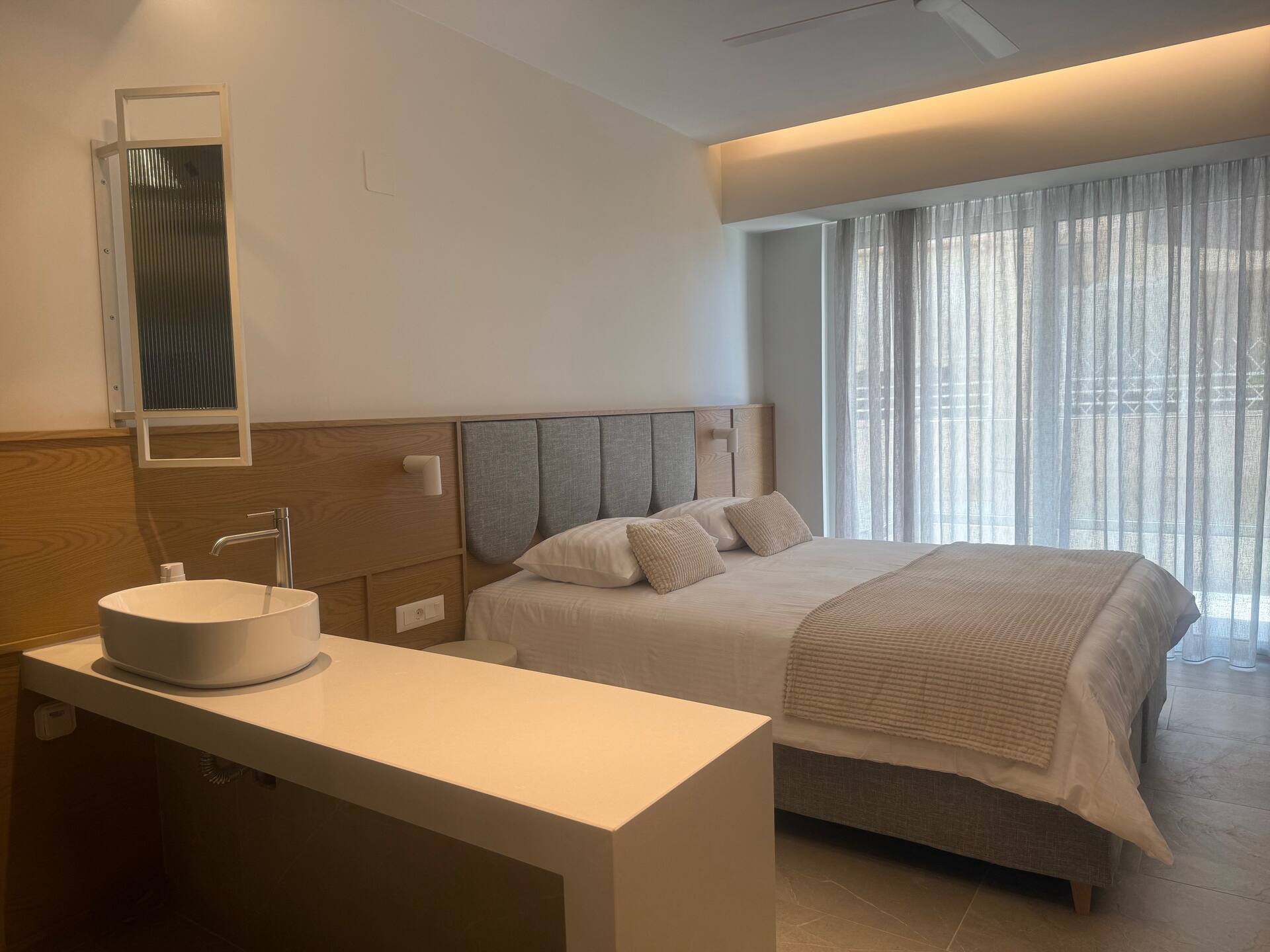 <p>kahden hengen huone sivurakennuksessa</p>