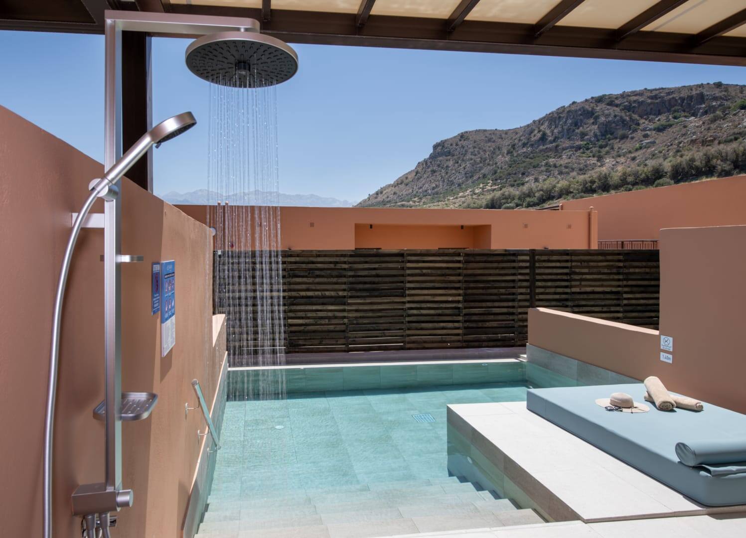 <p>Superior-perhehuone, terassi, oma uima-allas</p>