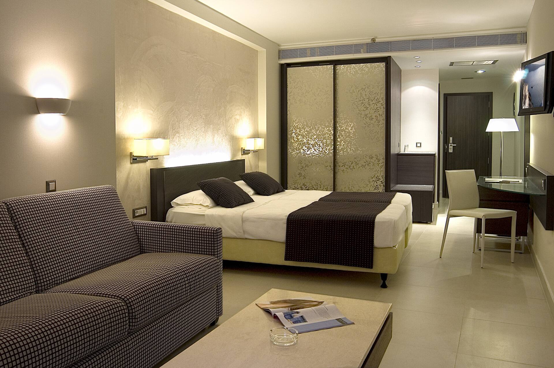 <p>Tilavampi kahden hengen huone</p>