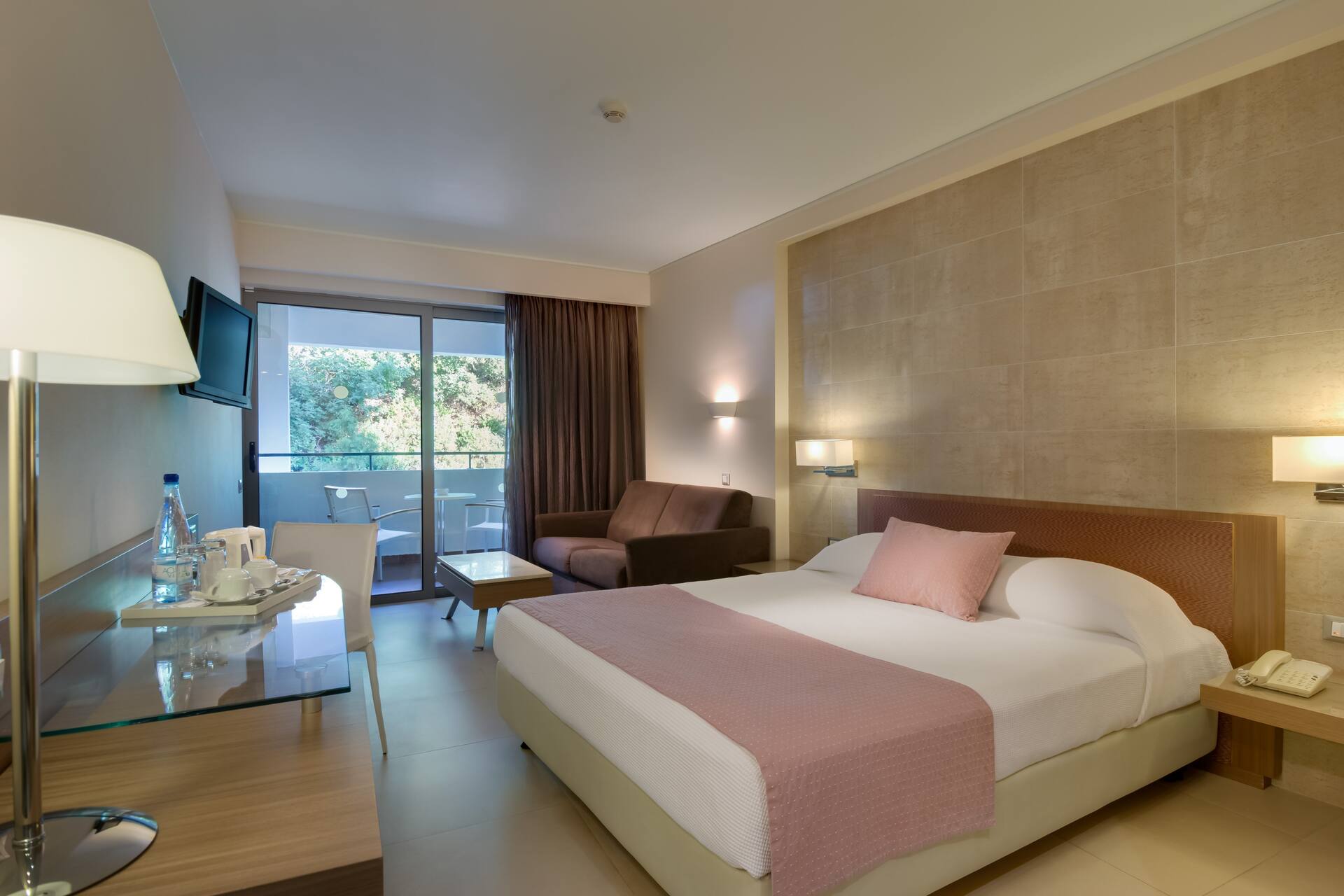 <p>Tilavampi kahden hengen huone</p>