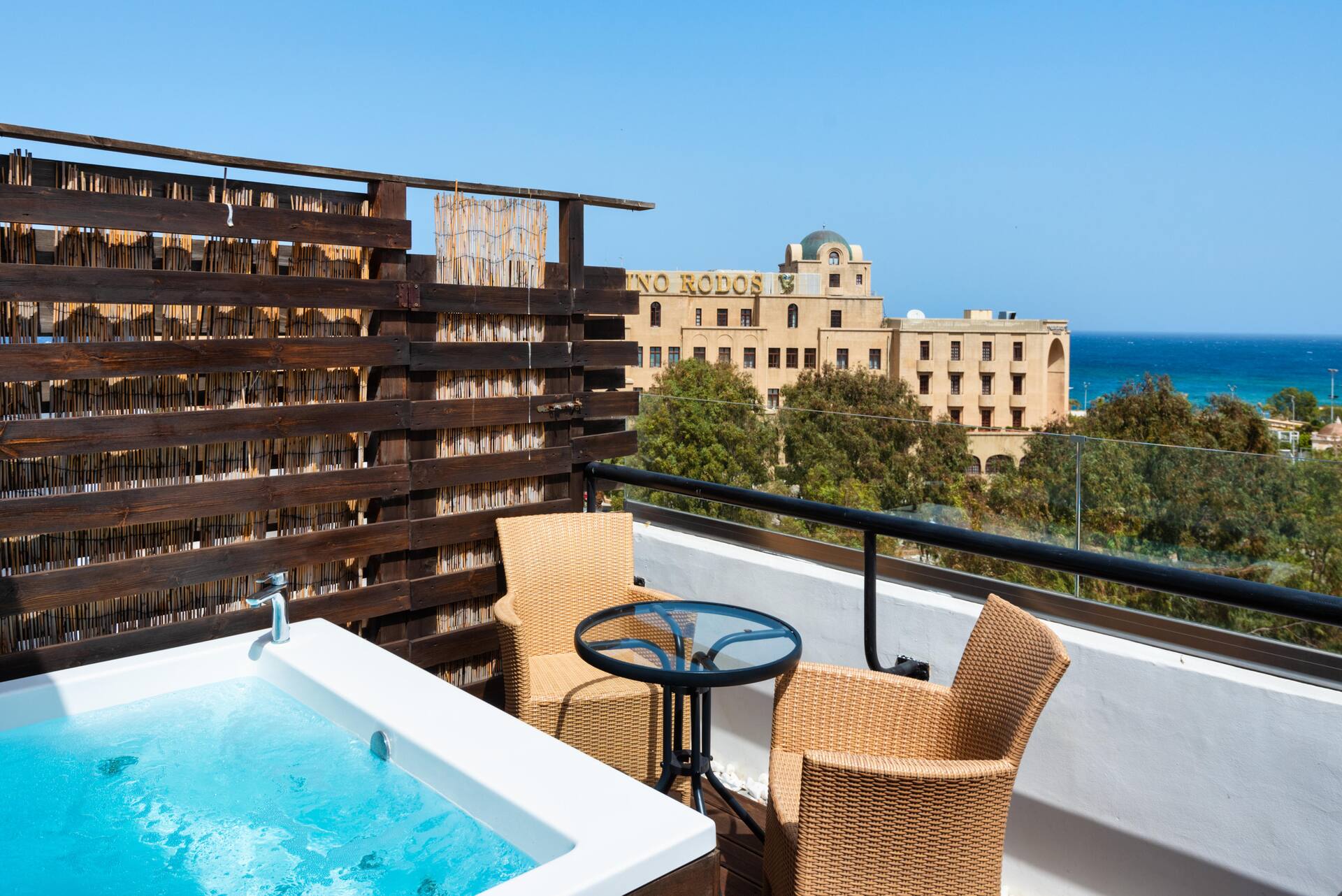 <p>Juniorsviitti, parveke jolla poreamme</p>