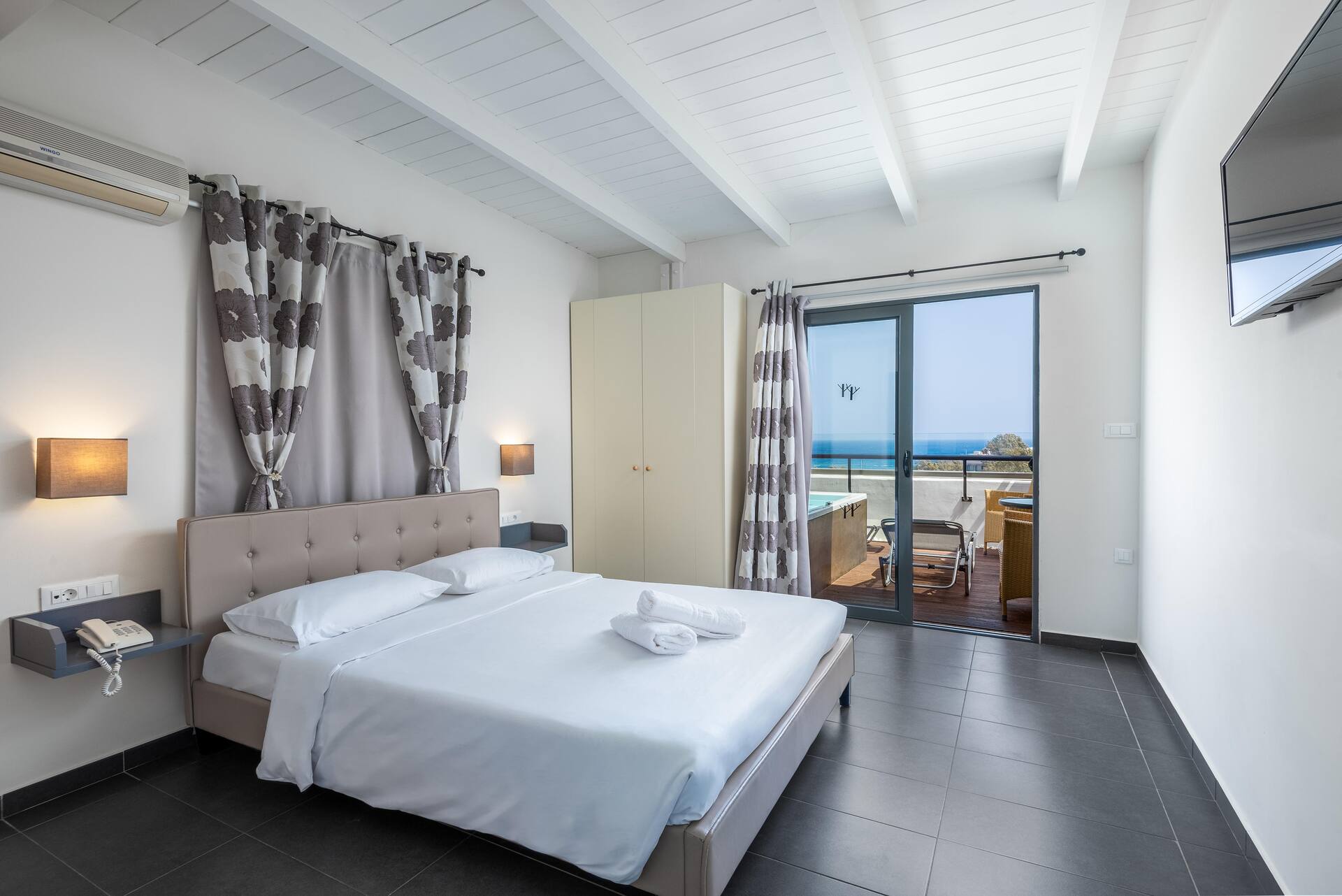 <p>Juniorsviitti, parveke jolla poreamme</p>