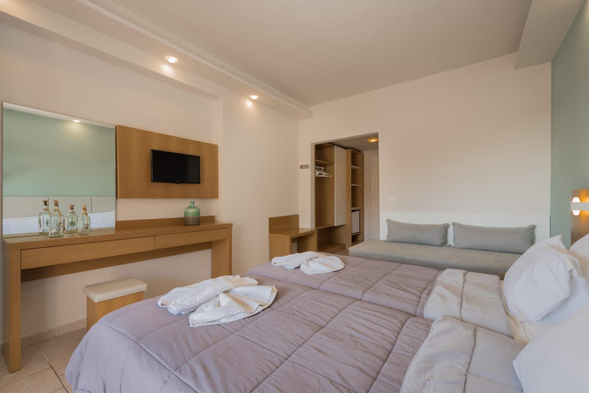 <p>kolmen hengen Superior-huone</p>