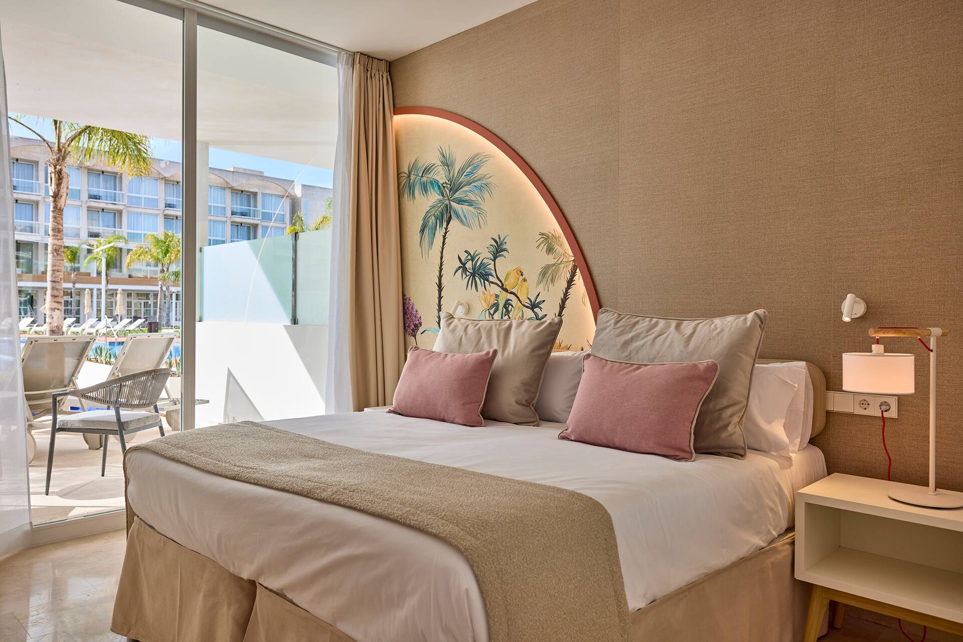 <p>Juniorsviitti, oma uima-allas</p>