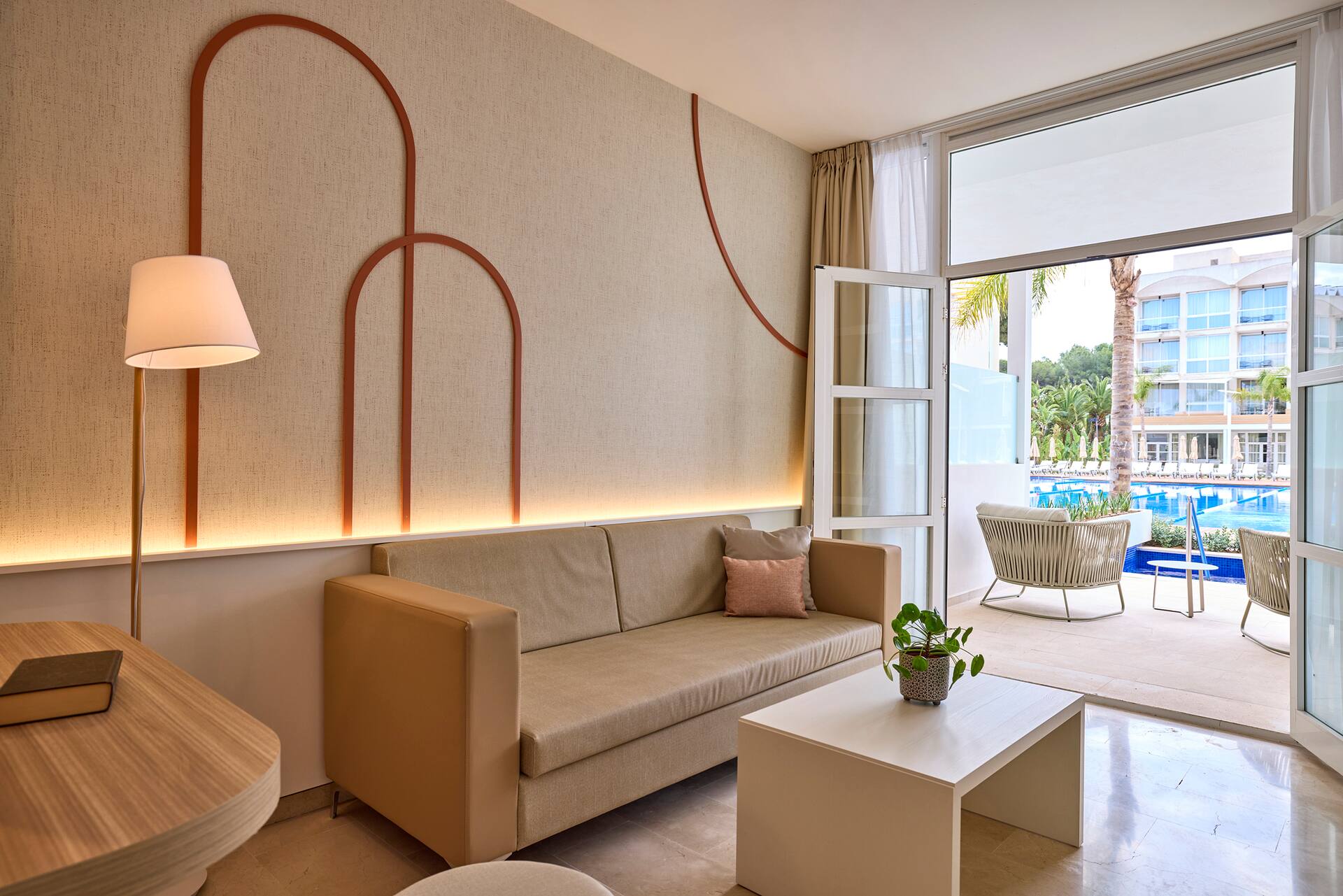 <p>Juniorsviitti, oma uima-allas</p>