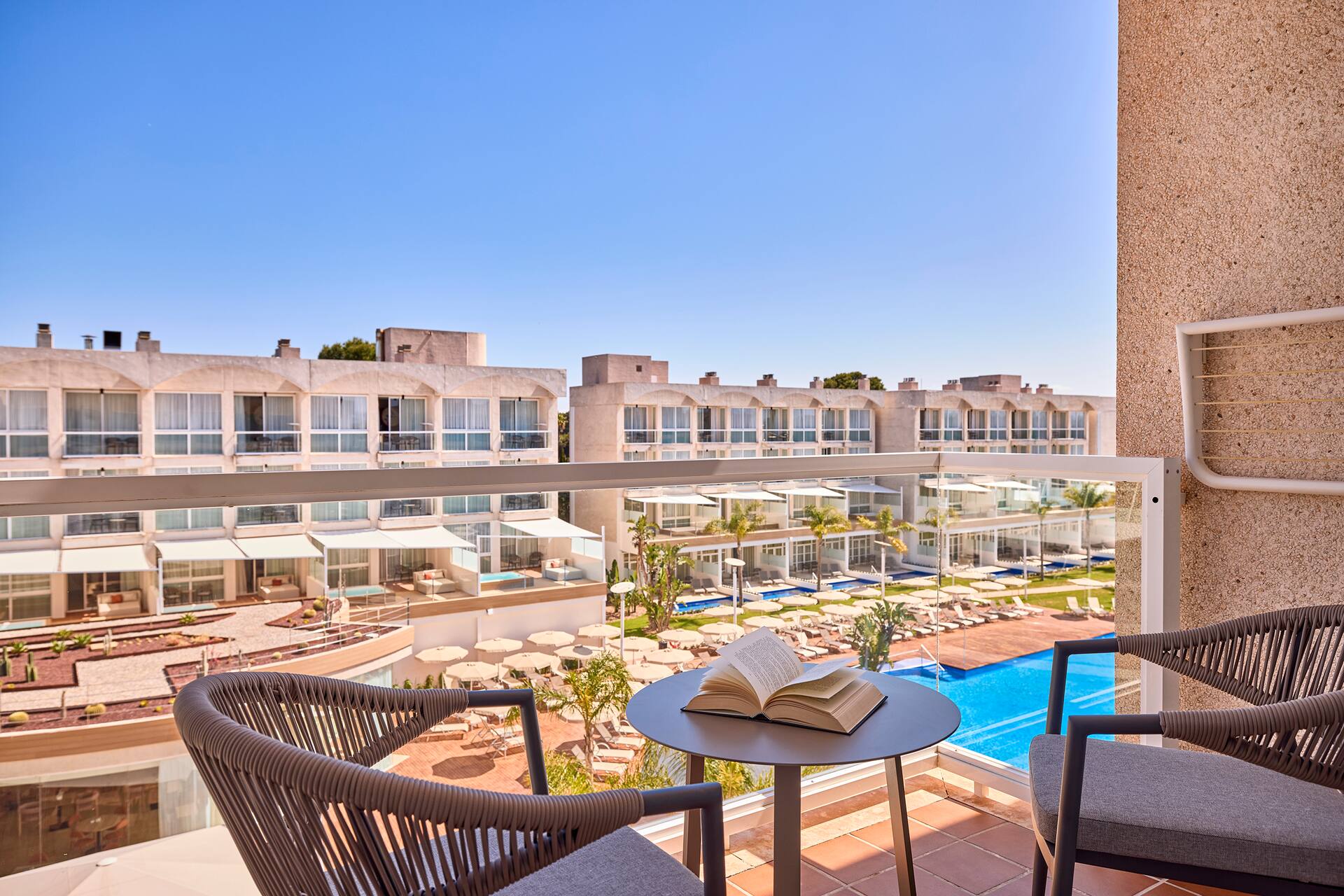 <p>Juniorsviitti, uima-allasnäköala</p>