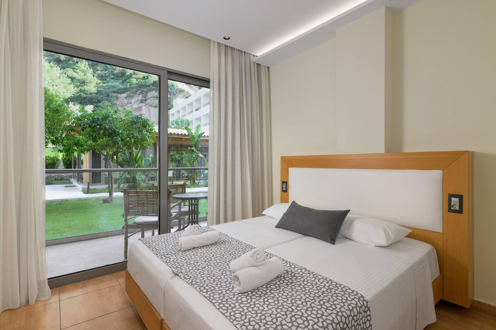 <p>Superior-perhehuone</p>