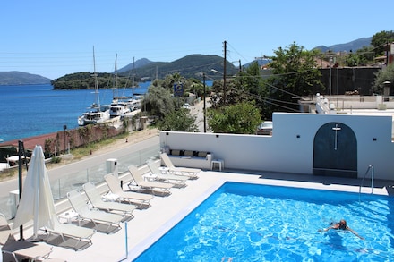 Tropicana Inn, Perigiali