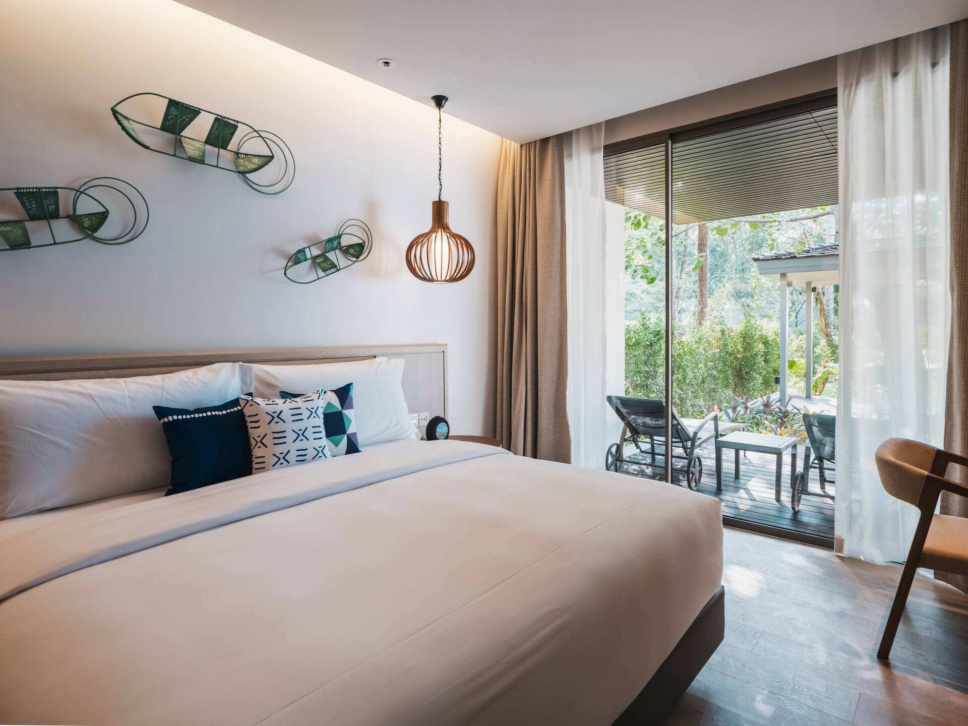 <p>perhesviitti, kaksi makuuhuonetta, oma uima-allas</p>