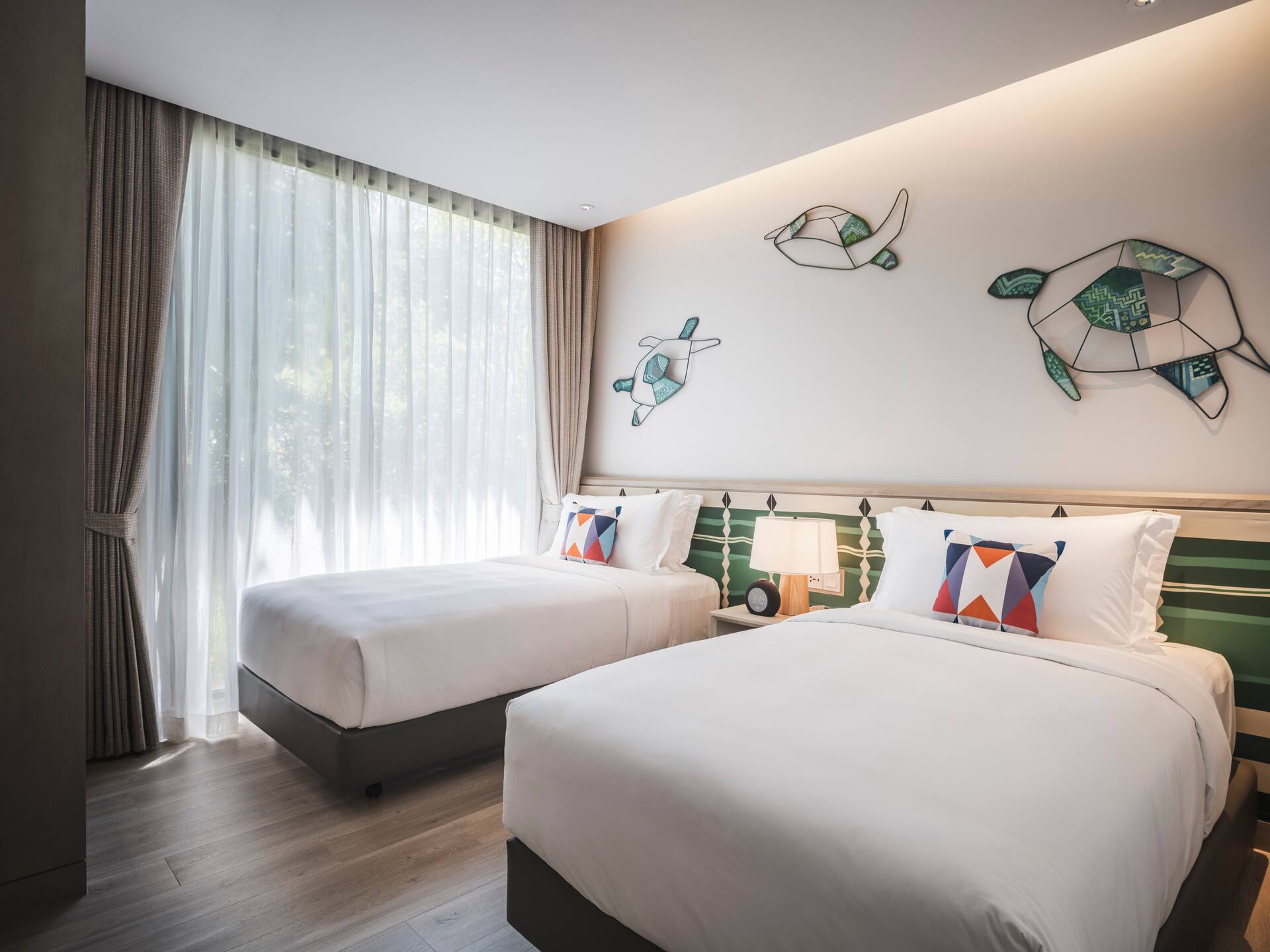 <p>perhesviitti, kaksi makuuhuonetta, oma uima-allas</p>