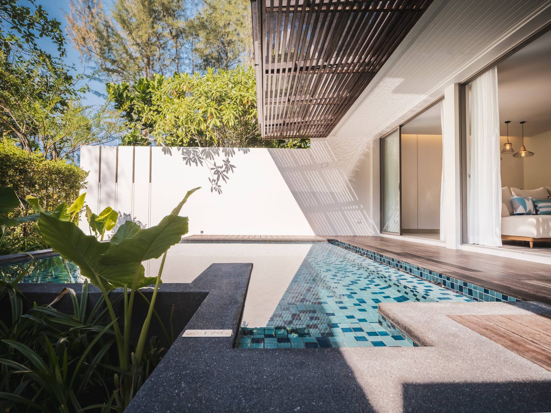 <p>perhesviitti, kaksi makuuhuonetta, oma uima-allas</p>