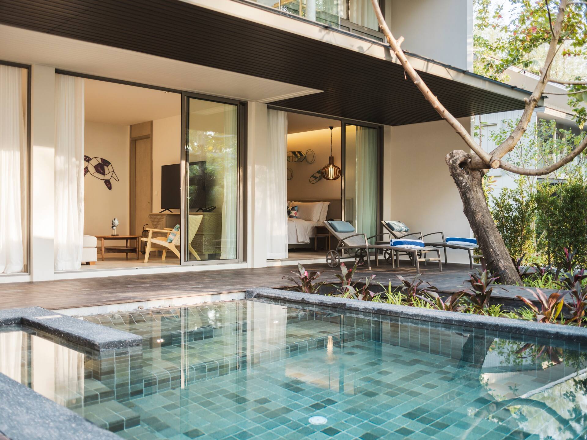 <p>perhesviitti, kaksi makuuhuonetta, oma uima-allas</p>