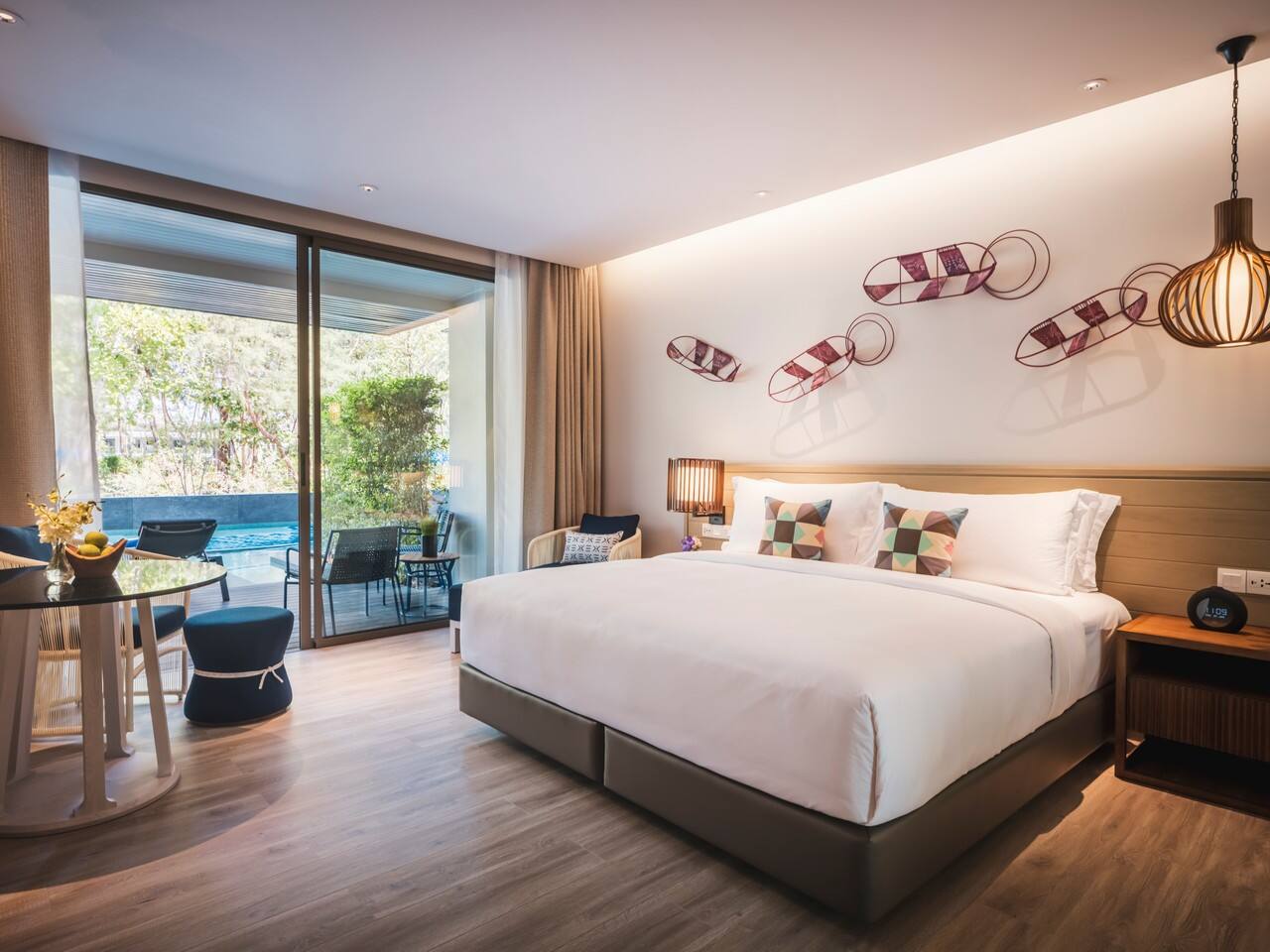 <p>Deluxe-huone, terassilta käynti uima-altaaseen</p>