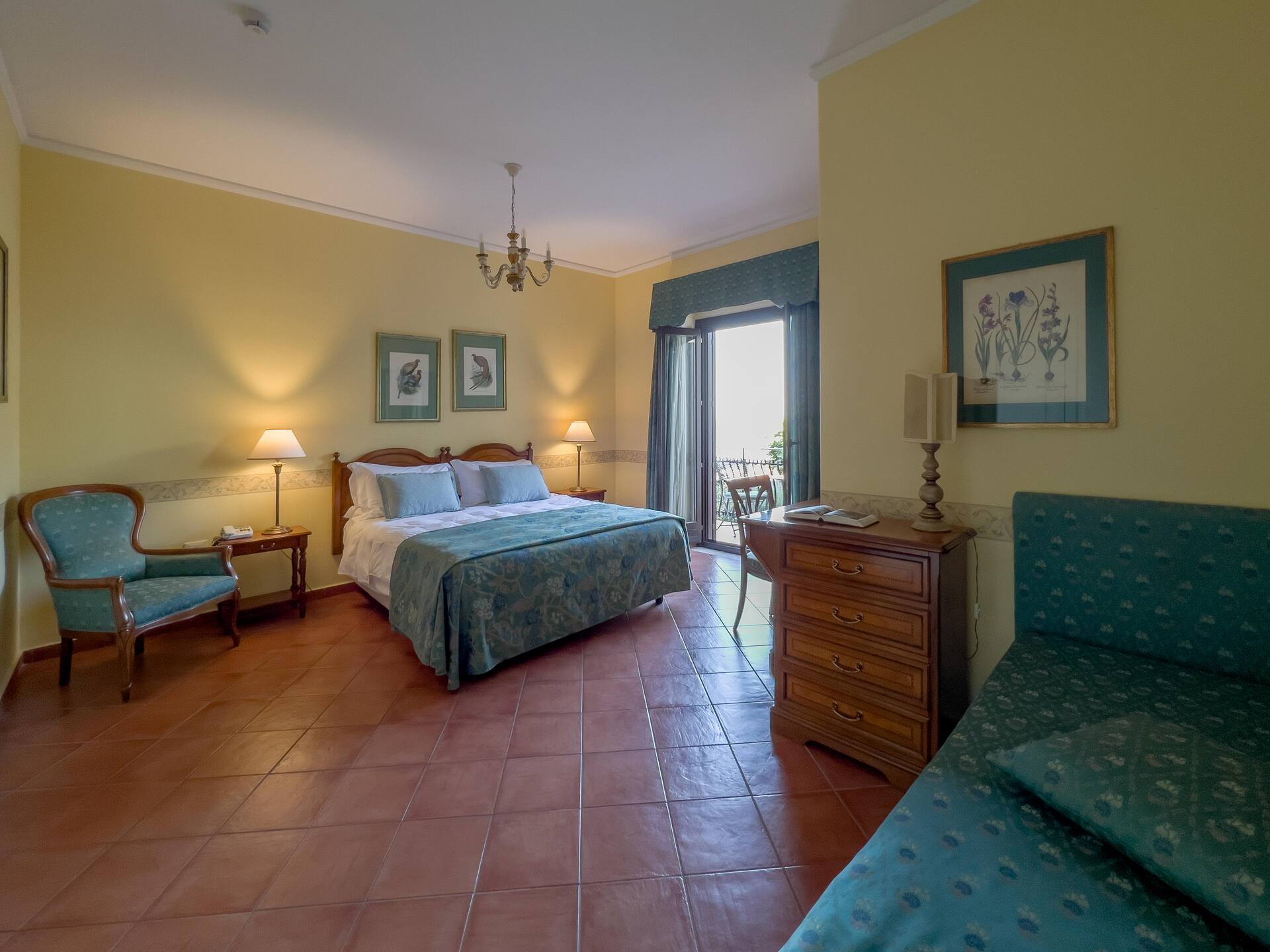 <p>Kolmen hengen huone</p>