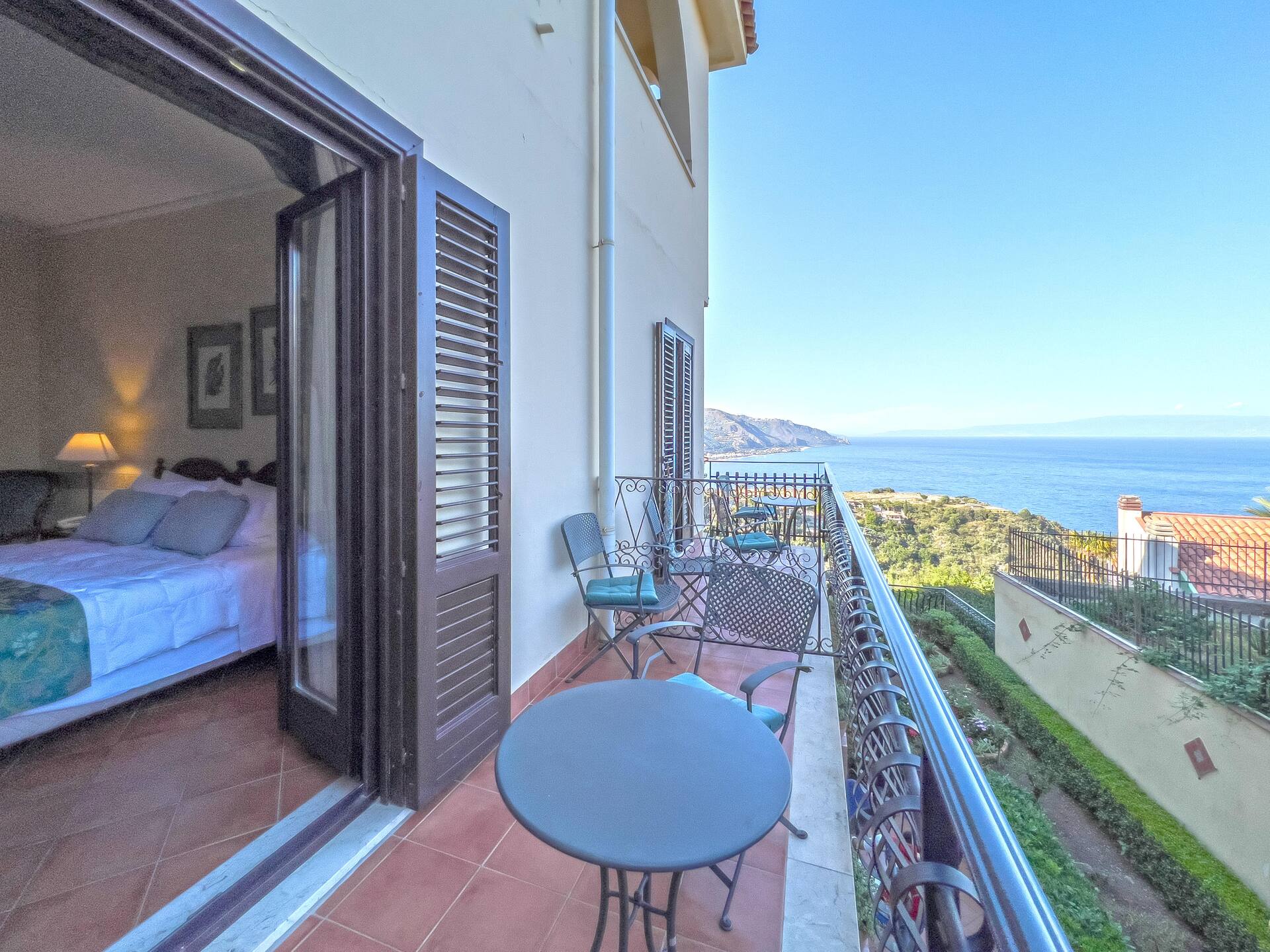 <p>Kahden hengen huone, osittainen merinäköala</p>