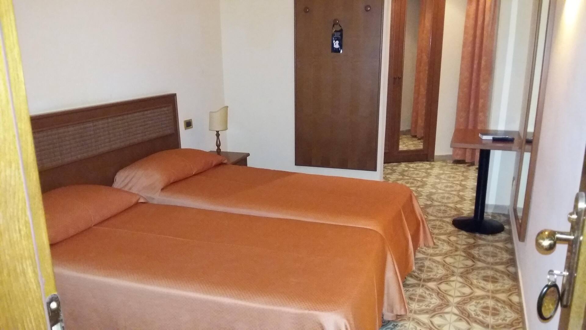 <p>Kahden hengen huone</p>