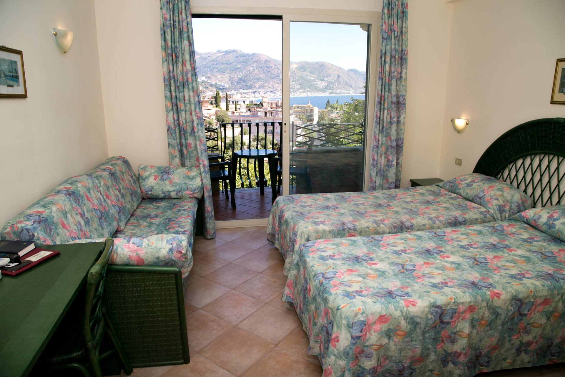 <p>Kahden hengen huone, osittainen merinäköala</p>