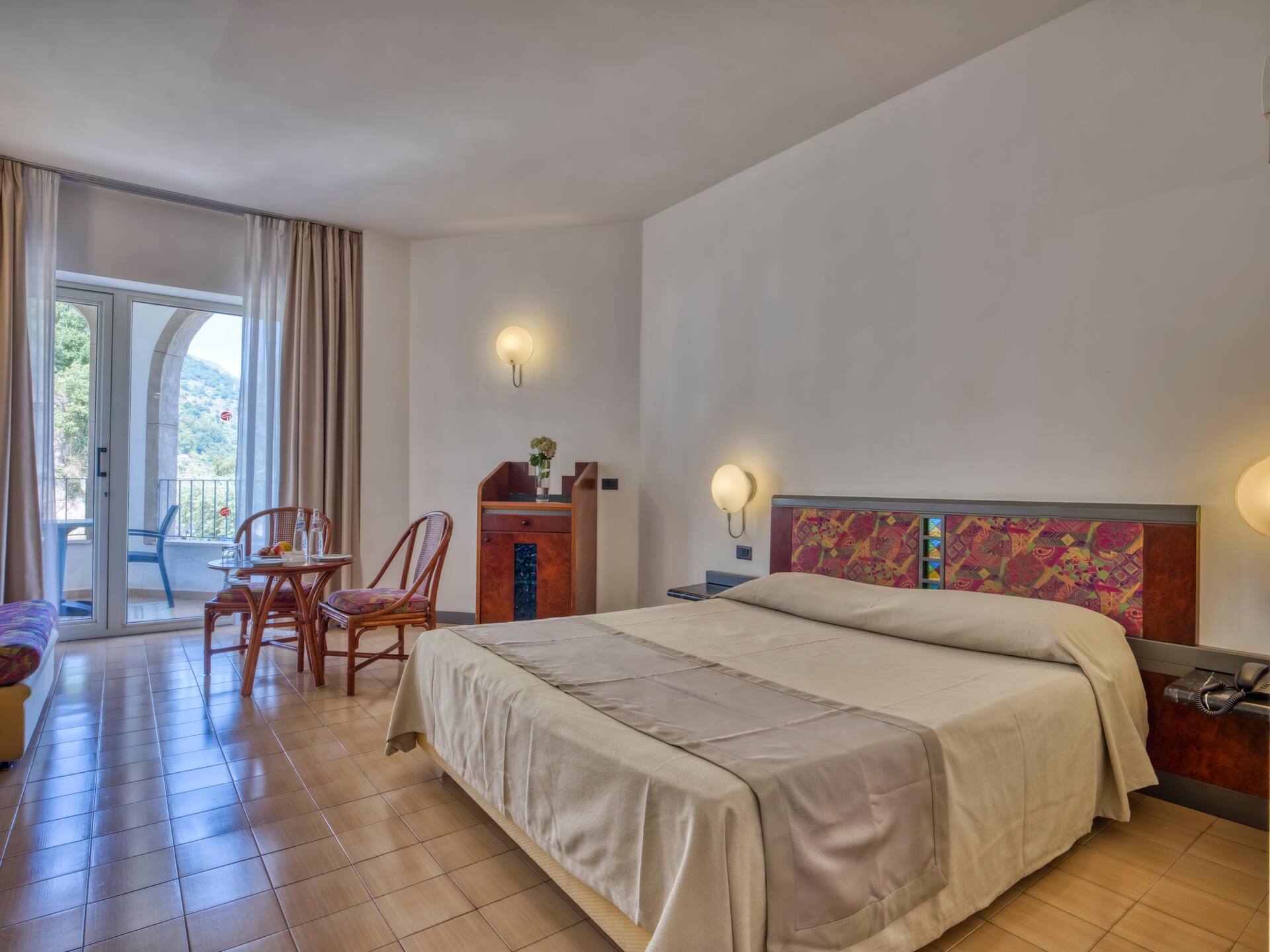 <p>Kahden hengen huone, osittainen merinäköala</p>