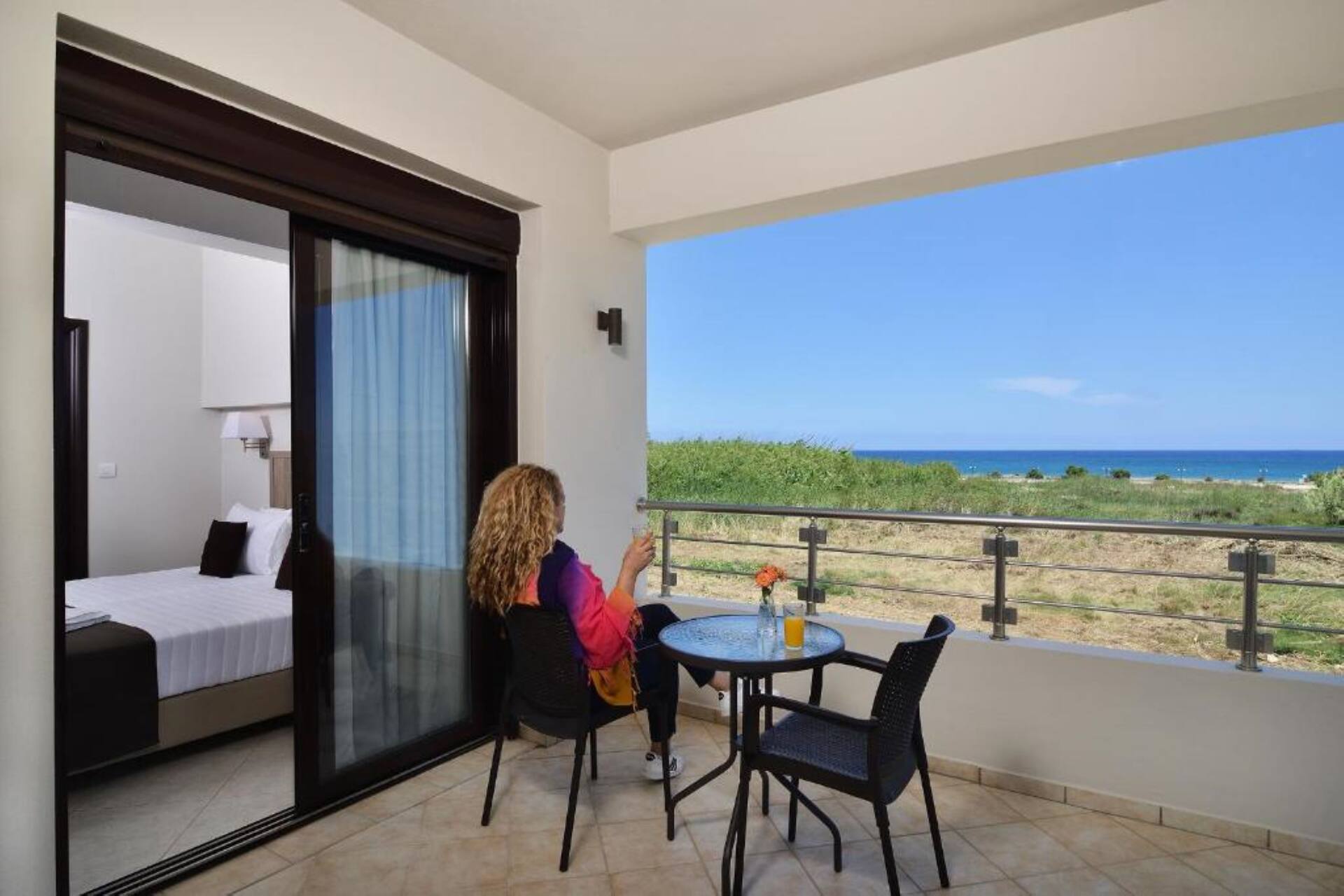 <p>Kahden hengen huone, osittainen merinäköala</p>