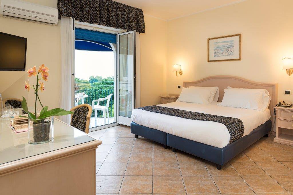 <p>Classic-huone, osittainen merinäköala</p>