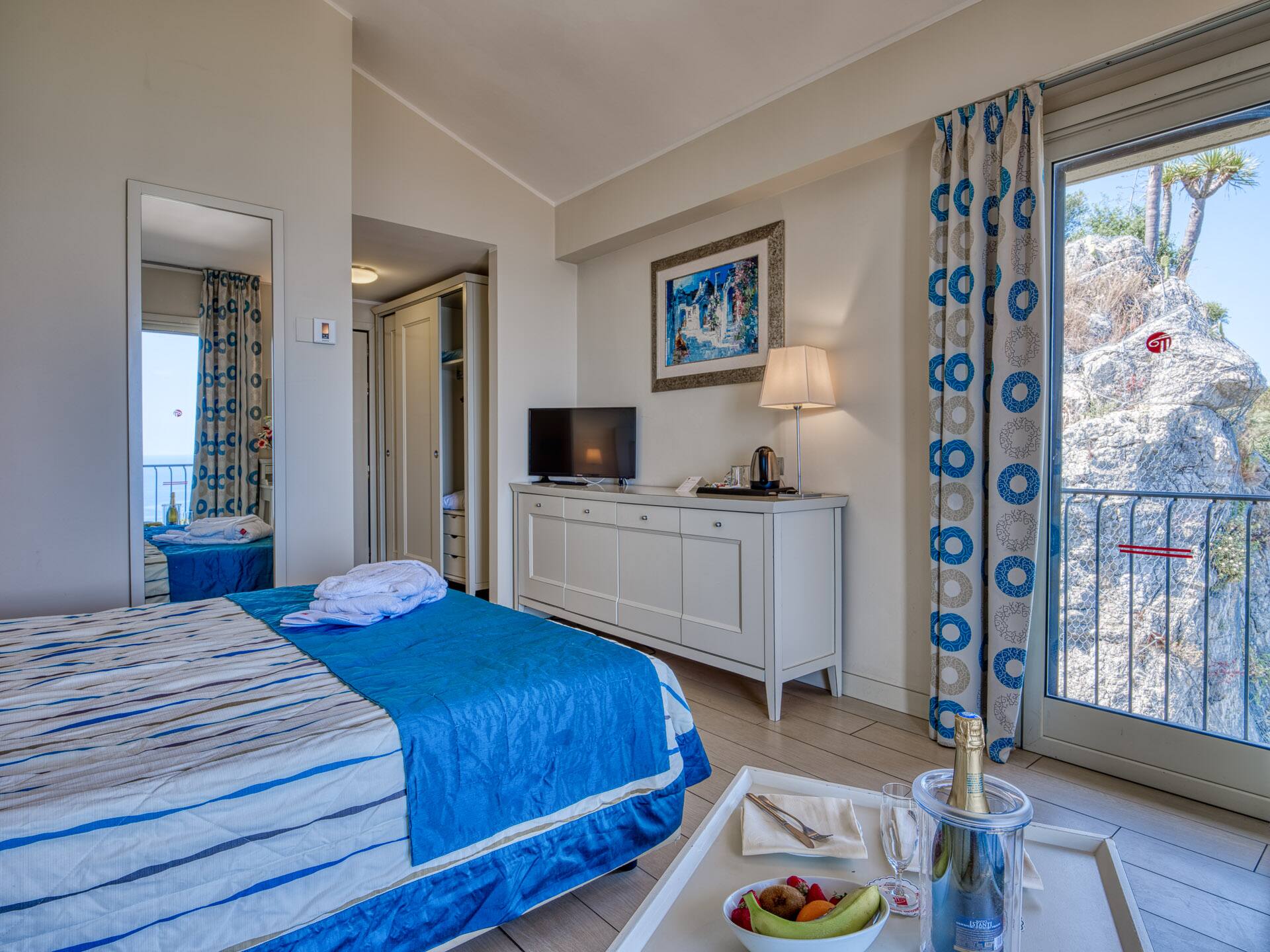 <p>Kahden hengen huone, parveke</p>