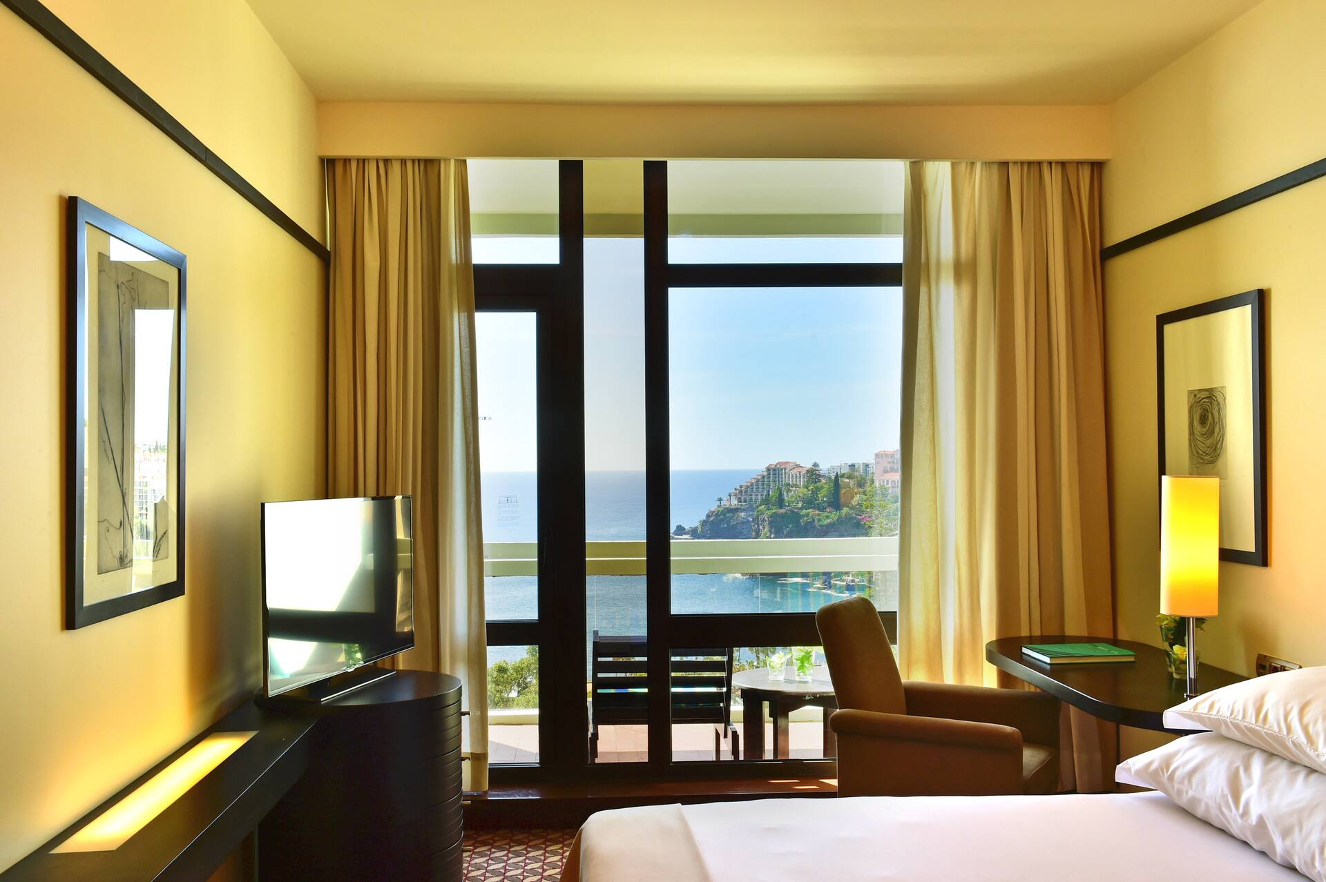 <p>Classic-huone, osittainen merinäköala</p>