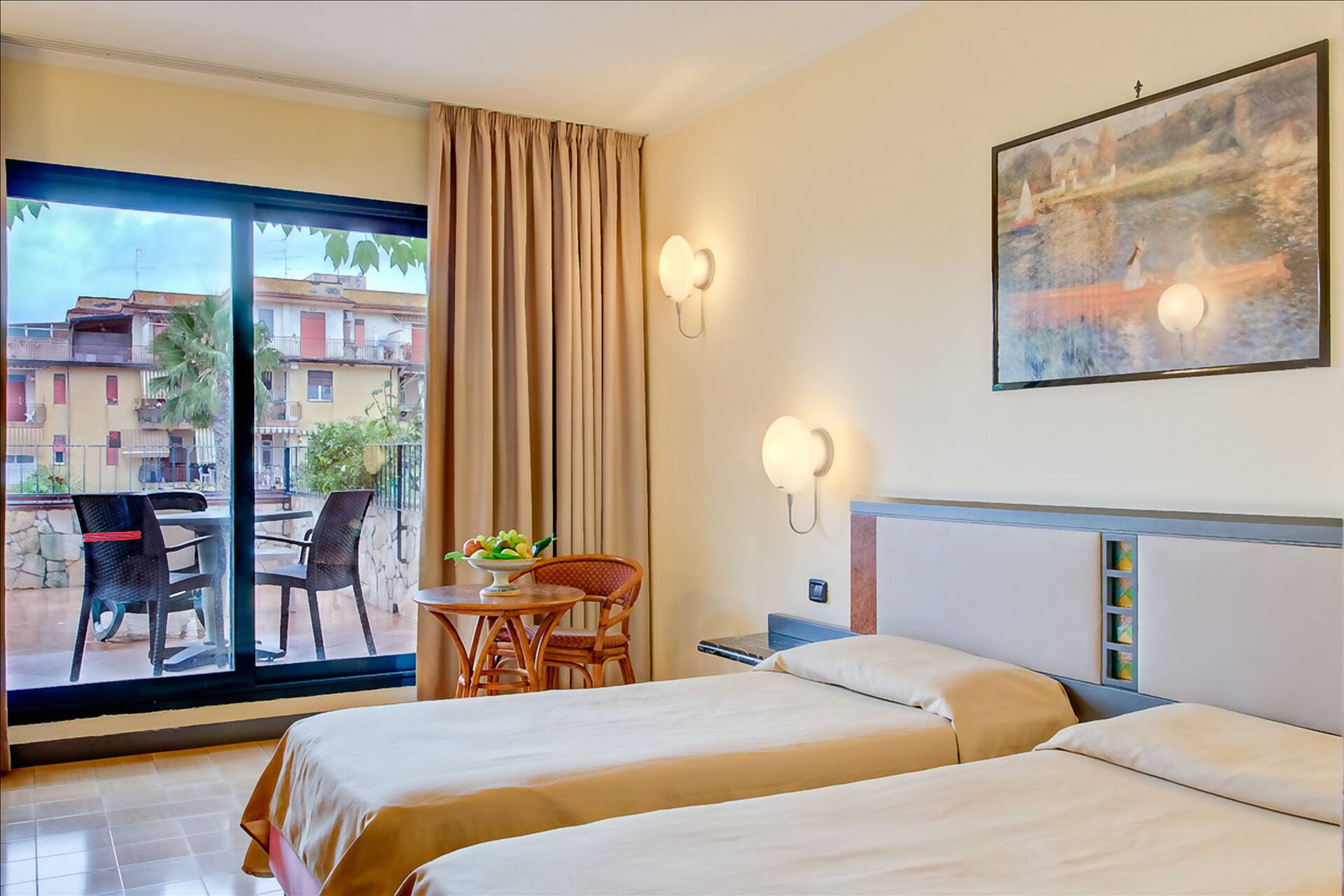 <p>Kahden hengen huone, parveke</p>