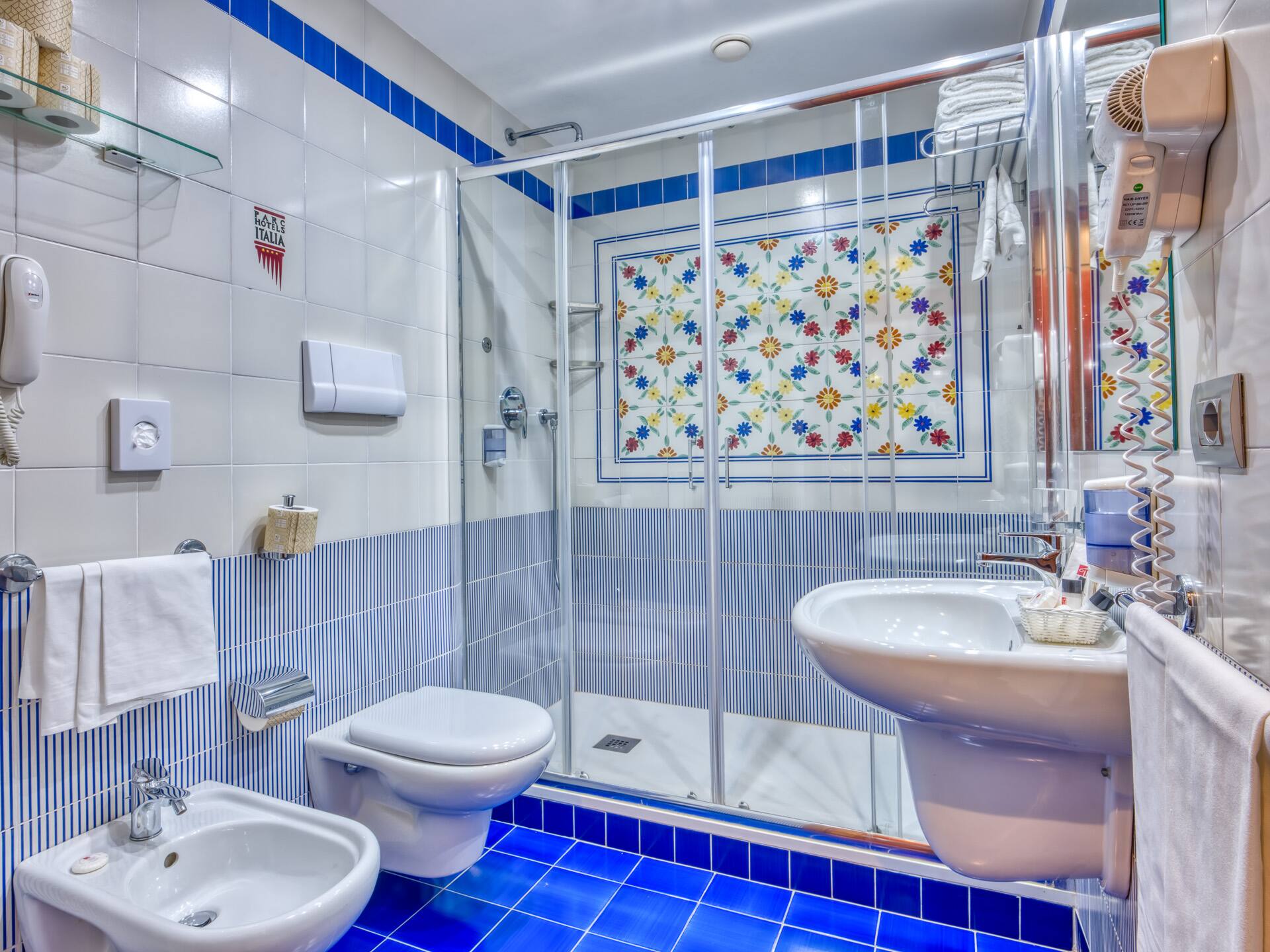 <p>Kahden hengen huone, parveke</p>