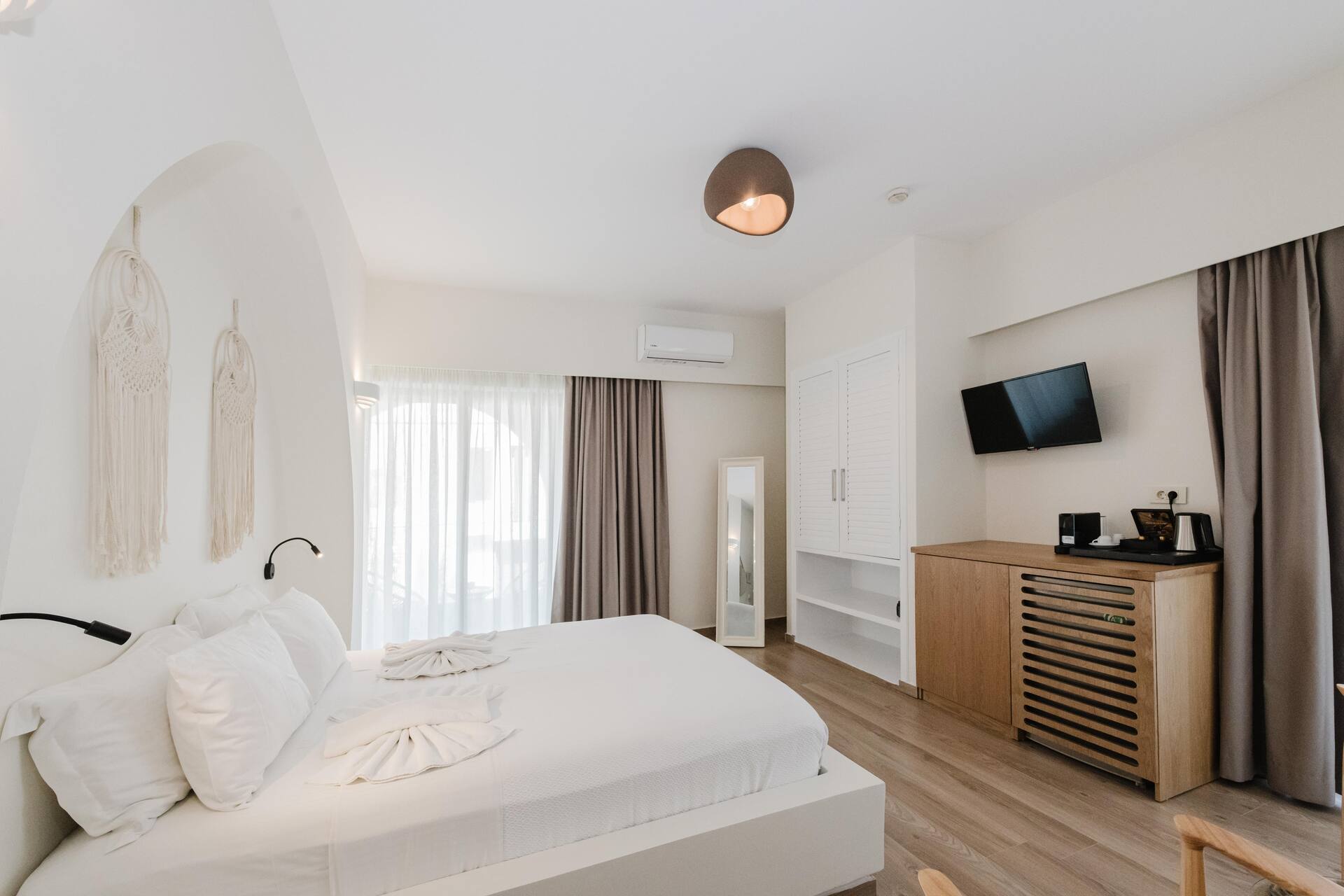 <p>kahden ja kolmen hengen huone</p>