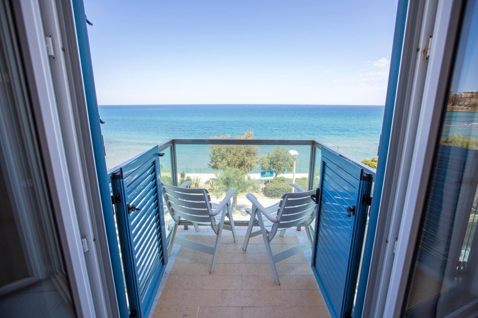 <p>Kahden hengen huone, osittainen merinäköala</p>