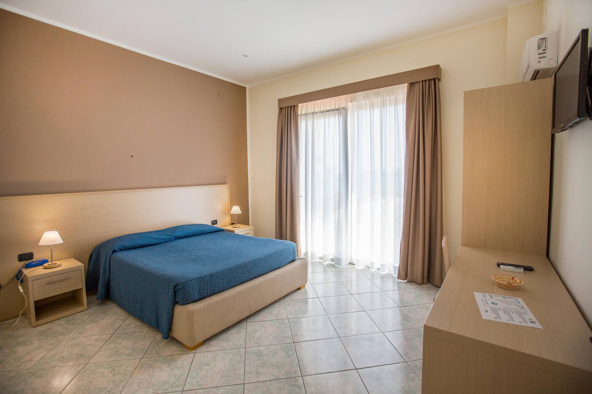 <p>Classic-huone/Kahden hengen huone, osittainen merinäköala</p>