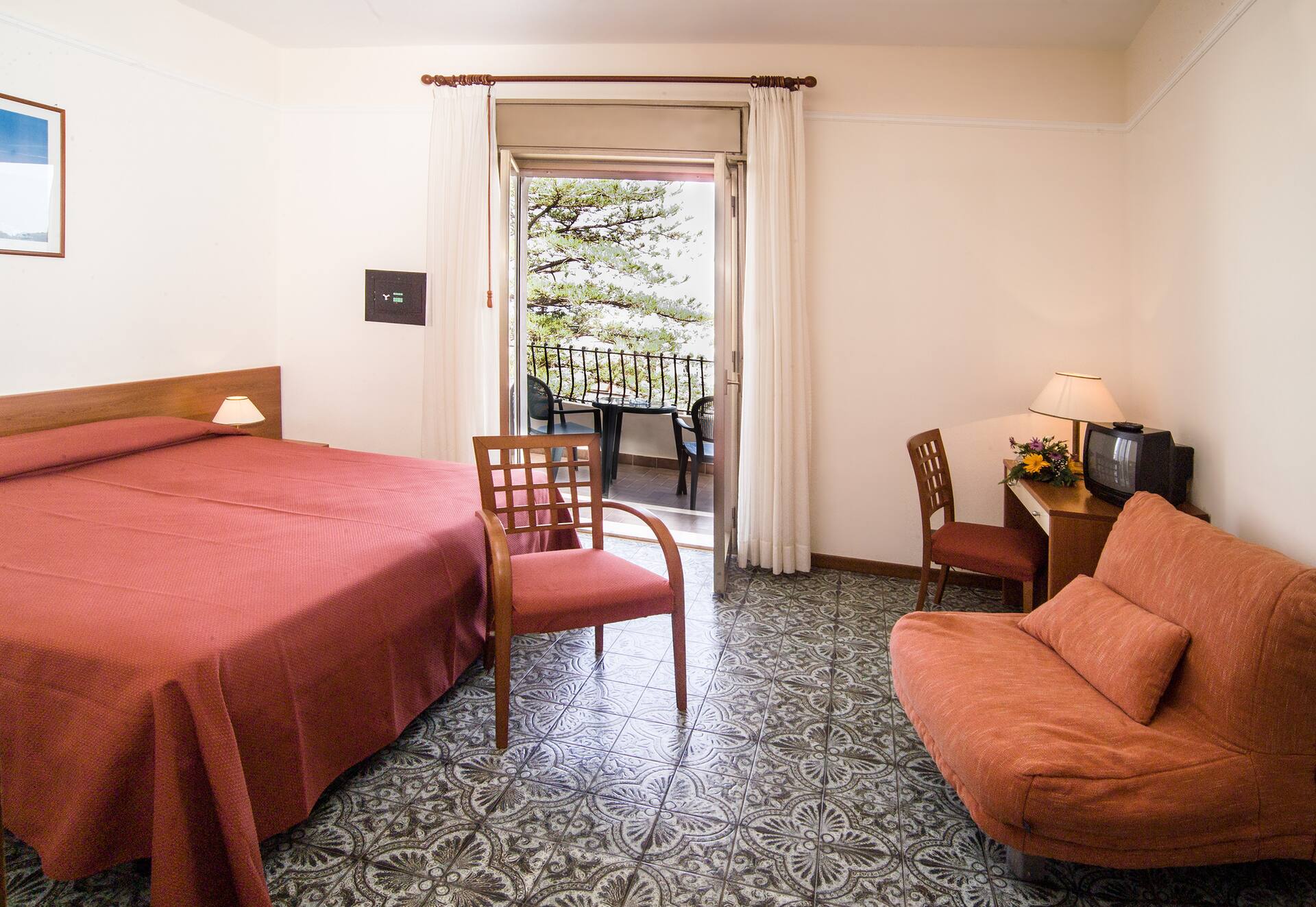 <p>Kahden hengen huone, näköala puutarhaan</p>