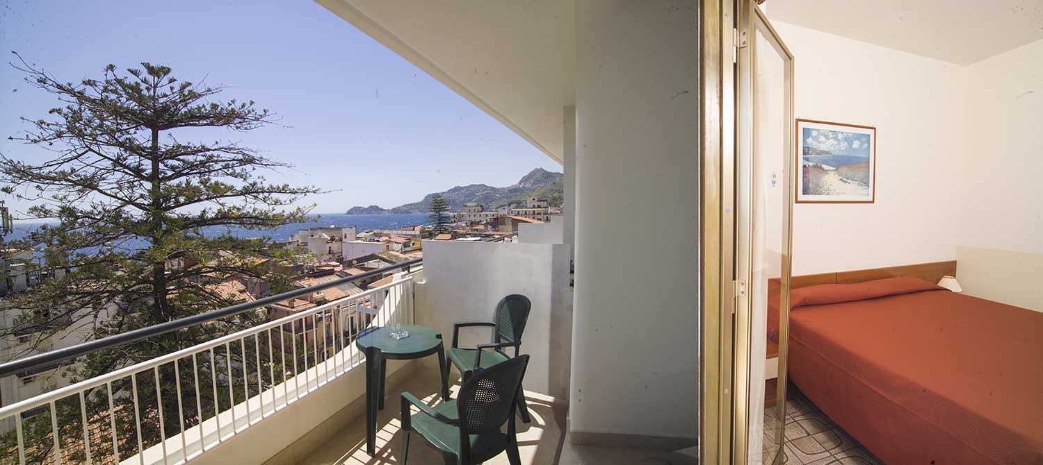 <p>Kahden hengen huone, osittainen merinäköala</p>