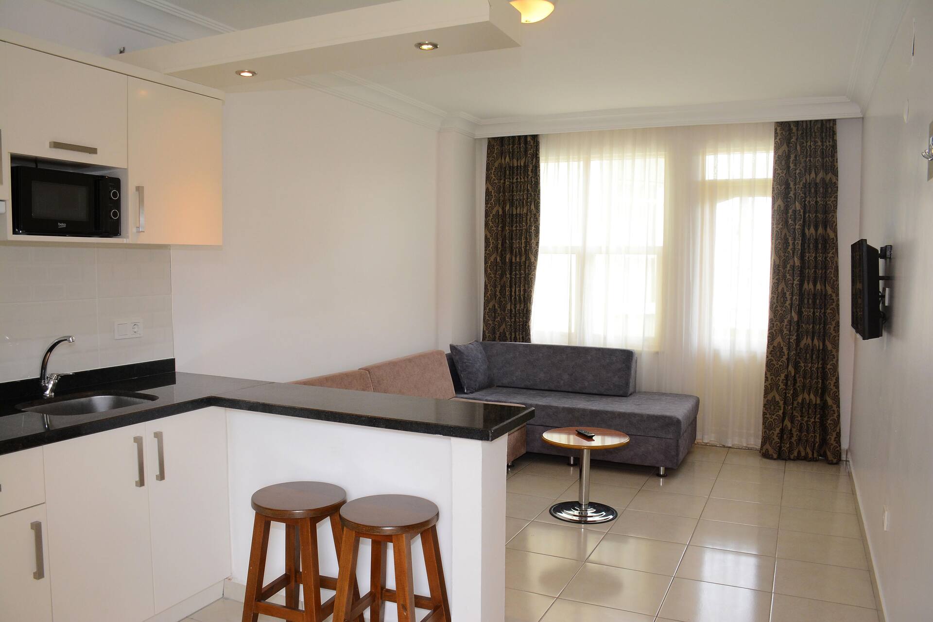 <p>kaksio sivurakennuksessa</p>