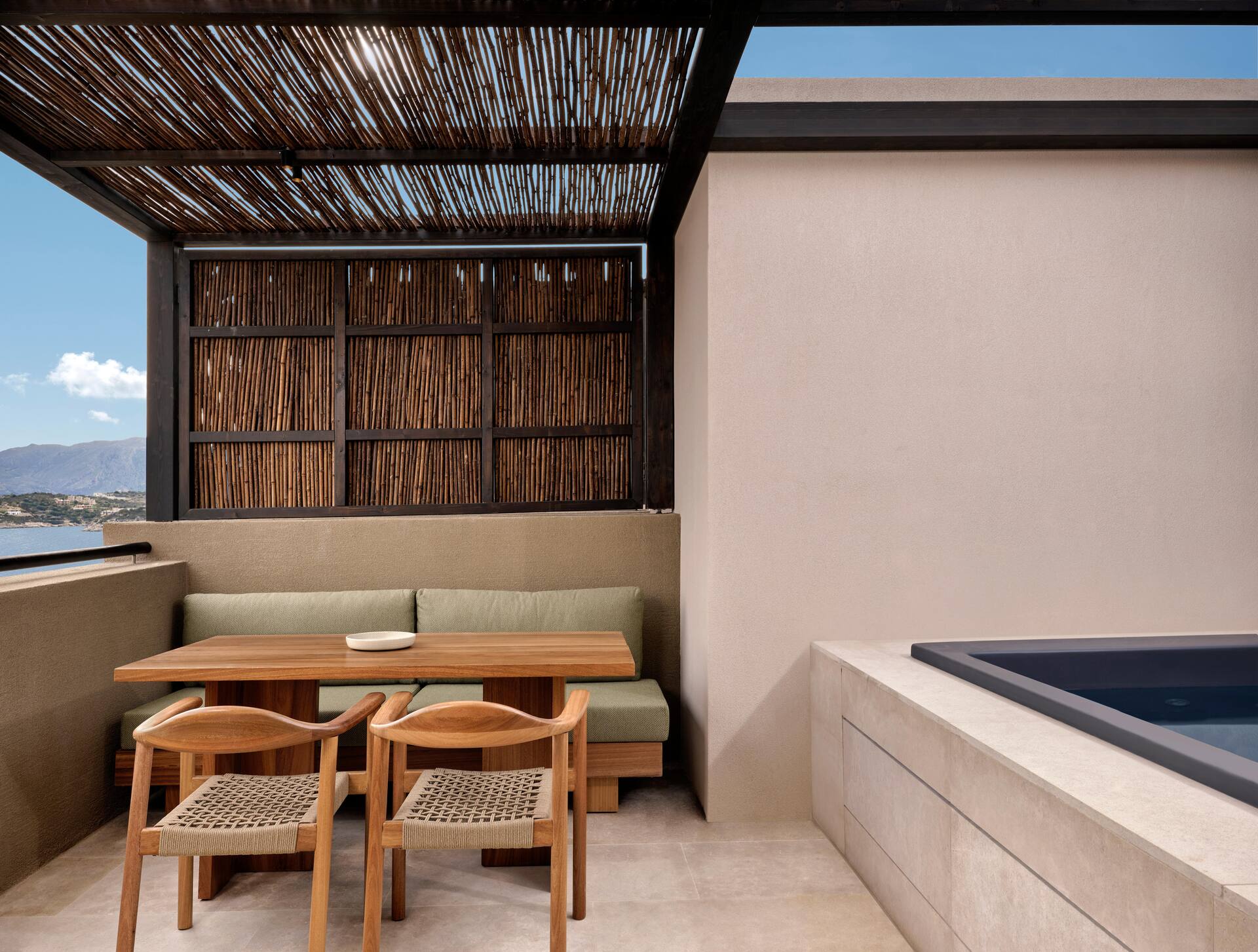 <p>Deluxe-huone, parvekkeella poreamme</p>