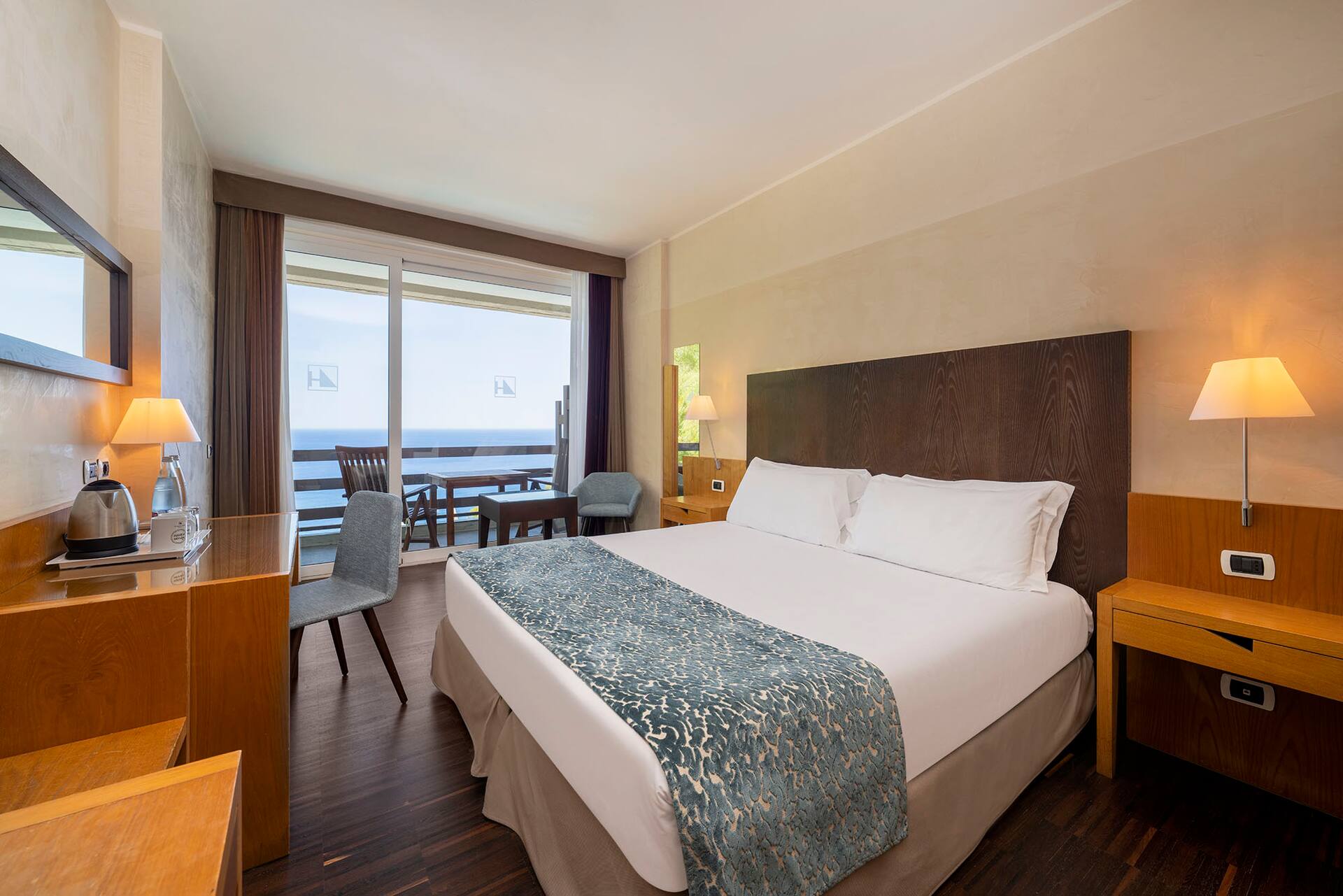 <p>Kahden hengen Premium-huone, merinäköala</p>