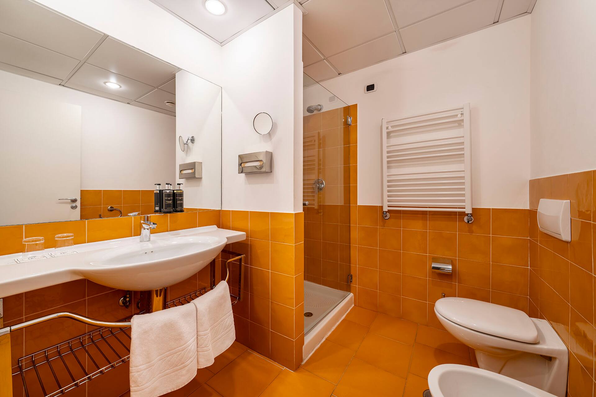 <p>Kahden hengen huone, osittainen merinäköala</p>