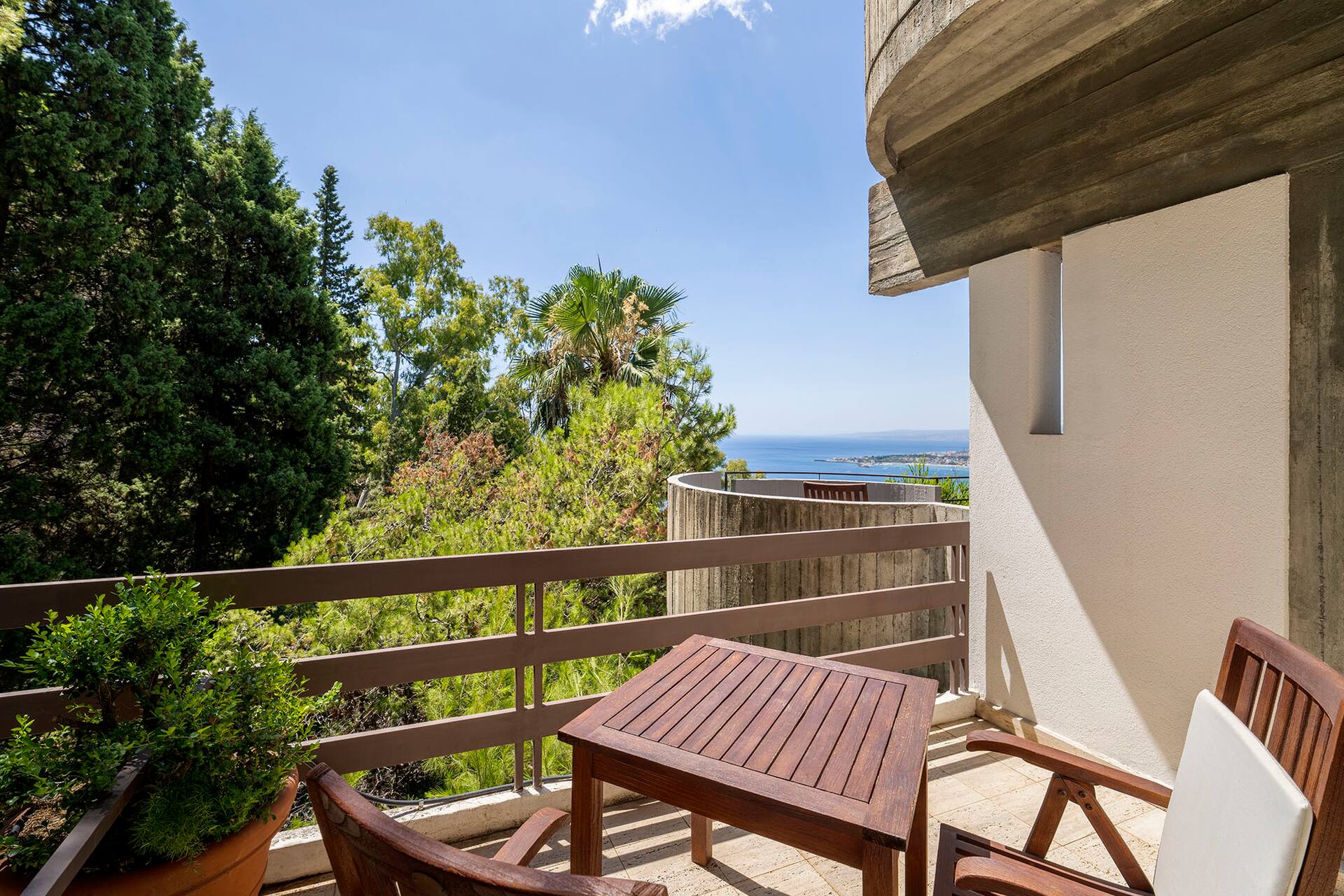 <p>Kahden hengen huone, osittainen merinäköala</p>