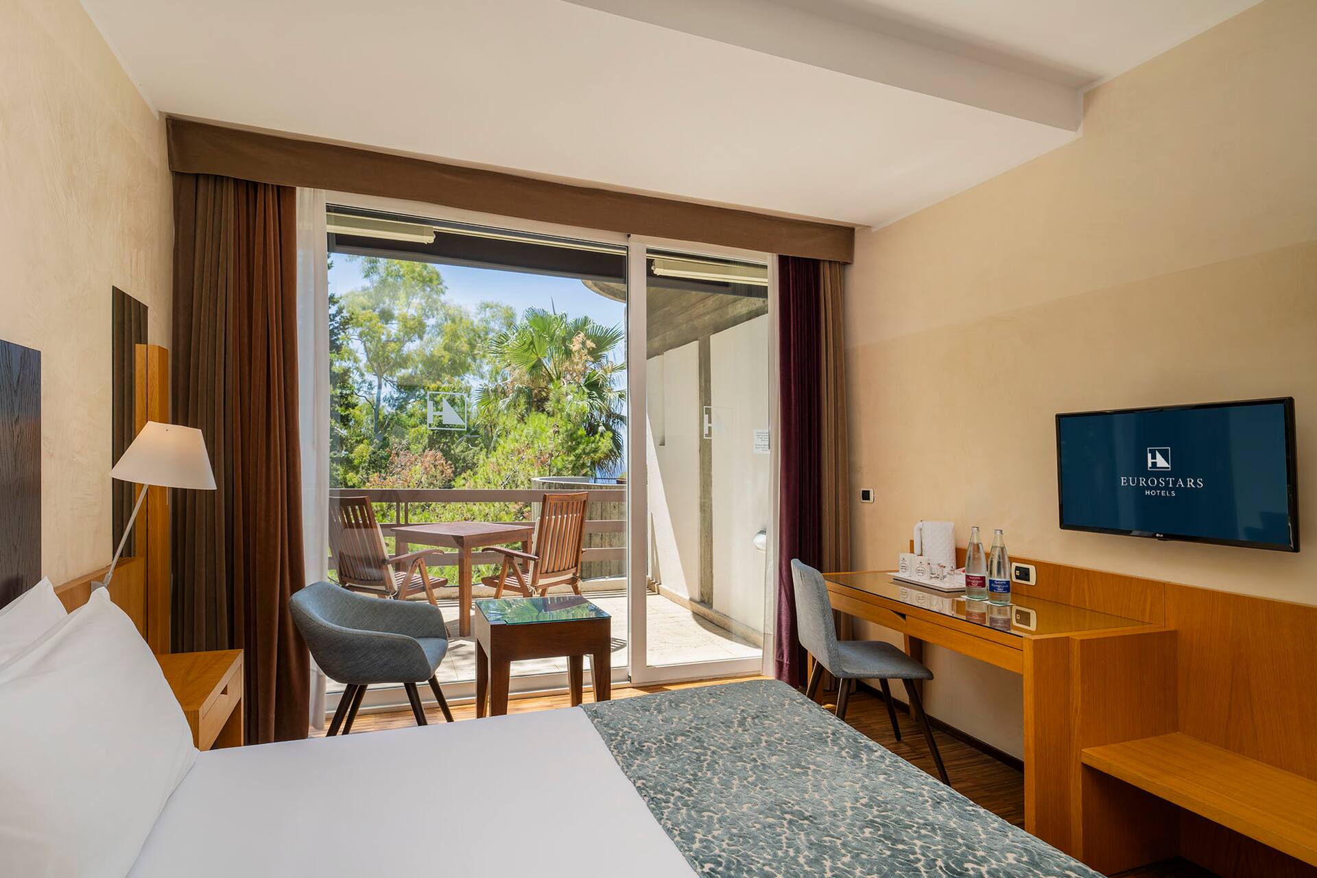 <p>Kahden hengen huone, osittainen merinäköala</p>