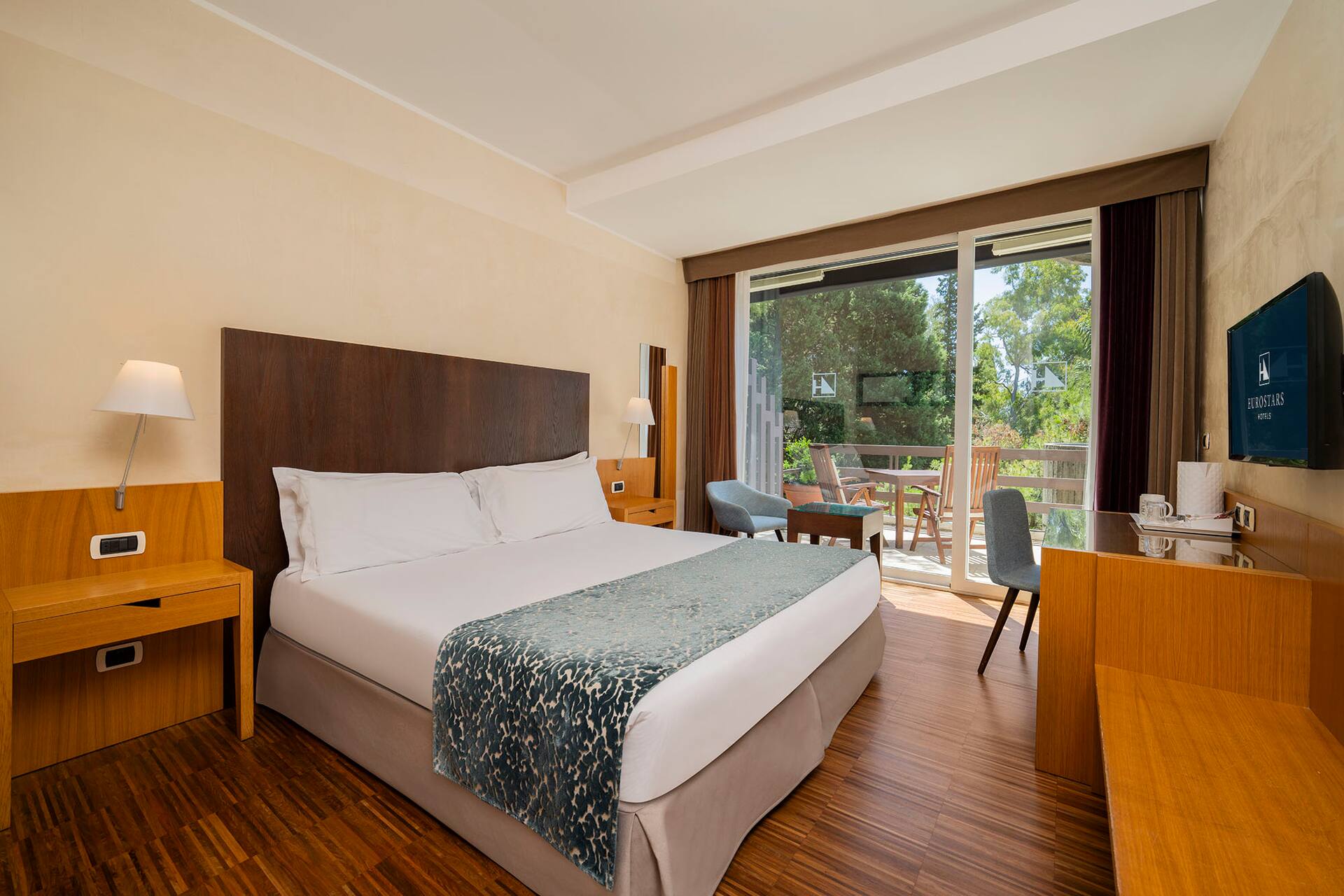 <p>Kahden hengen huone, osittainen merinäköala</p>