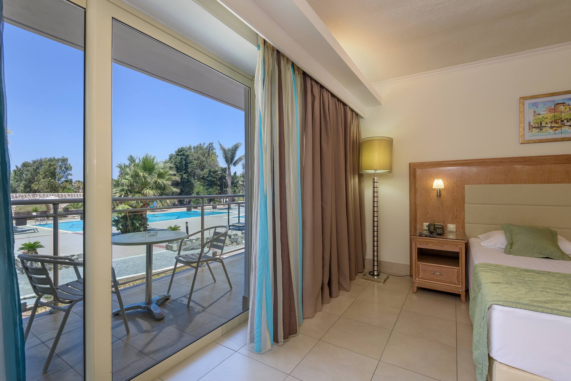 <p>Twin-huone, uima-allasnäköala</p>