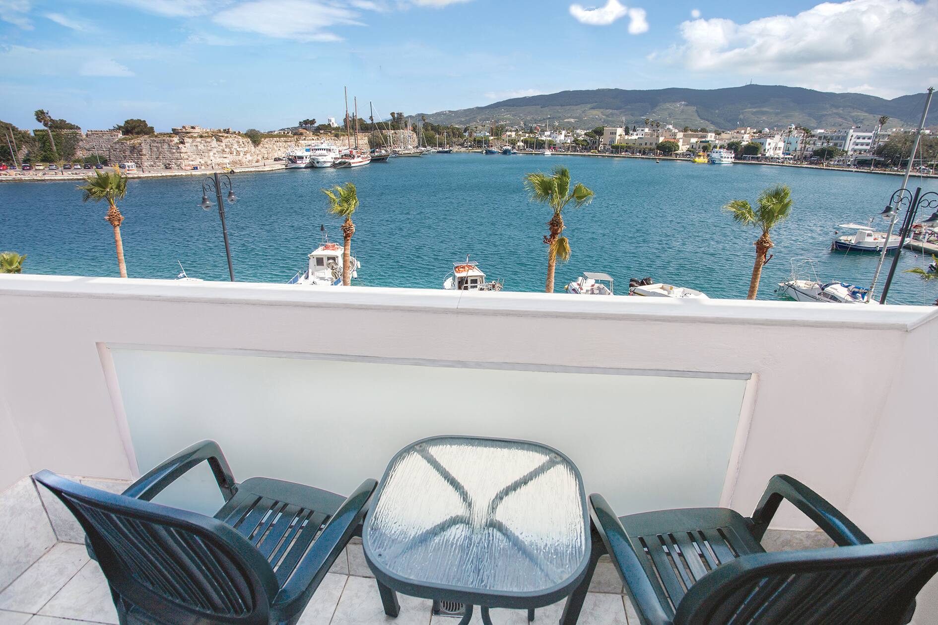 <p>kahden hengen huone, näkymä satamaan</p>