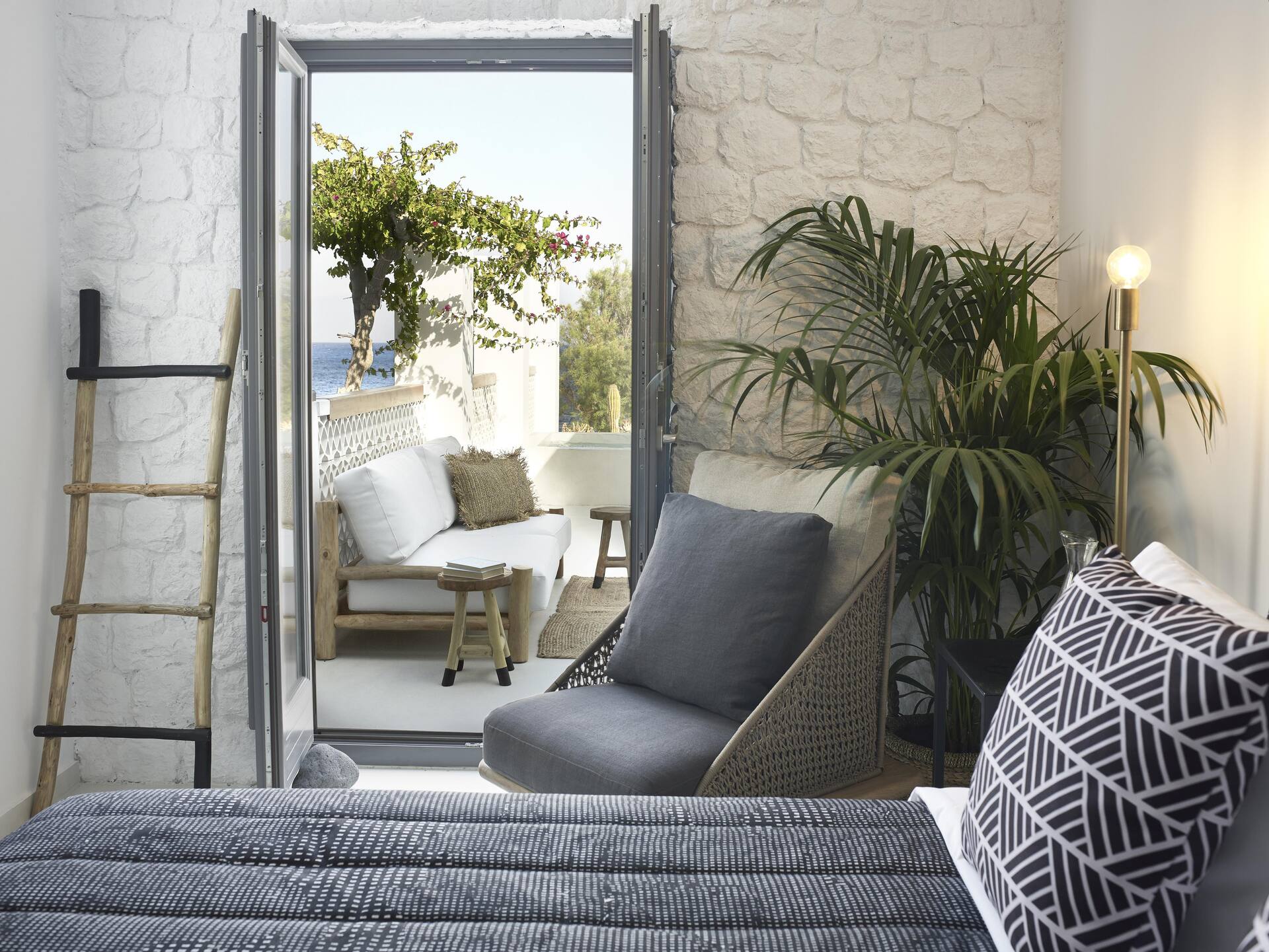 <p>Deluxe-huone, parvekkeella poreallas</p>