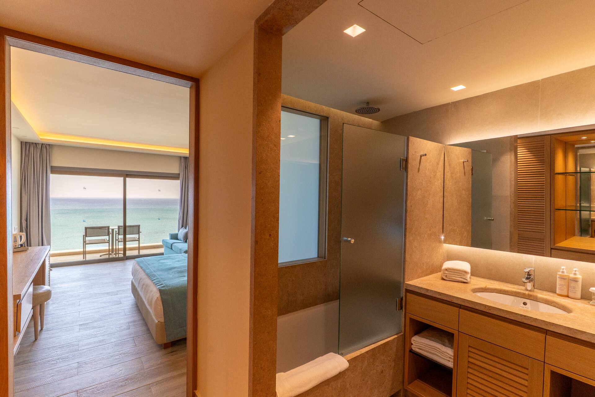 <p>Kolmen hengen Deluxe-huone</p>