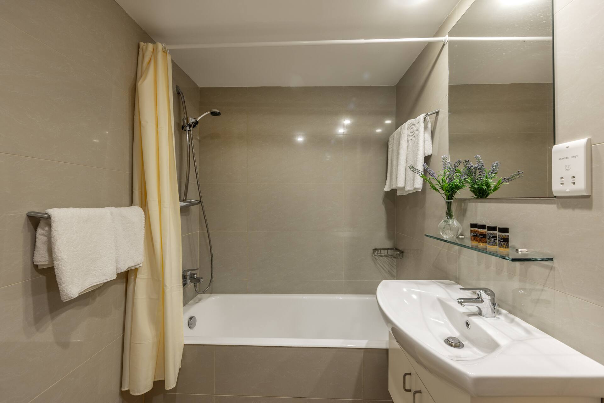 <p>Yksiö sivurakennuksessa</p>